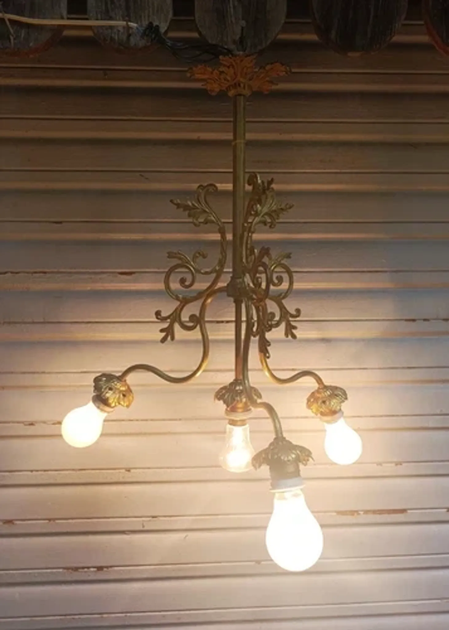 Antique 19th-century chandelier with 4 lights in gilded bronze, Napoleon III style - in working condition.