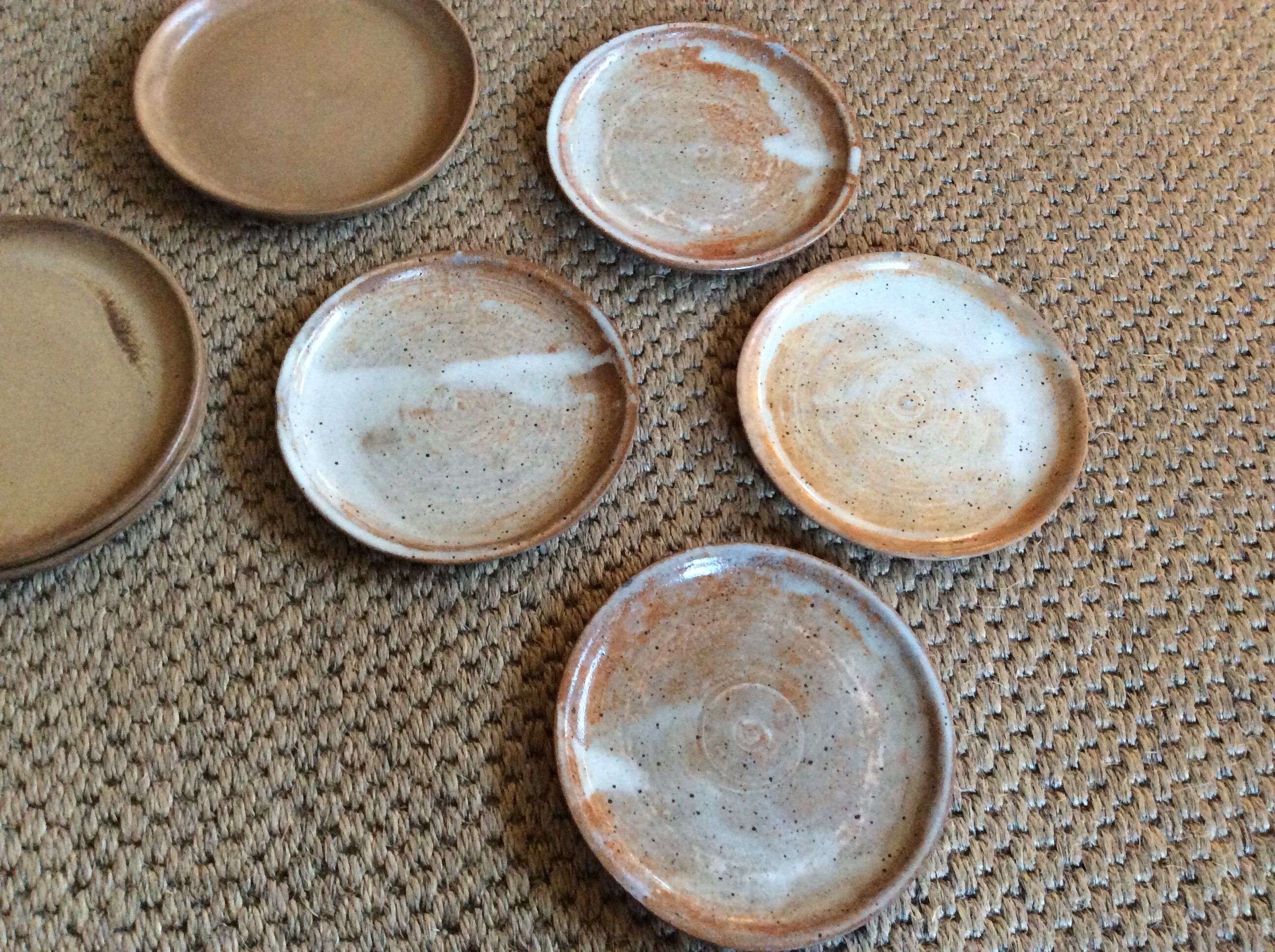 Set de 7 assiettes en grès