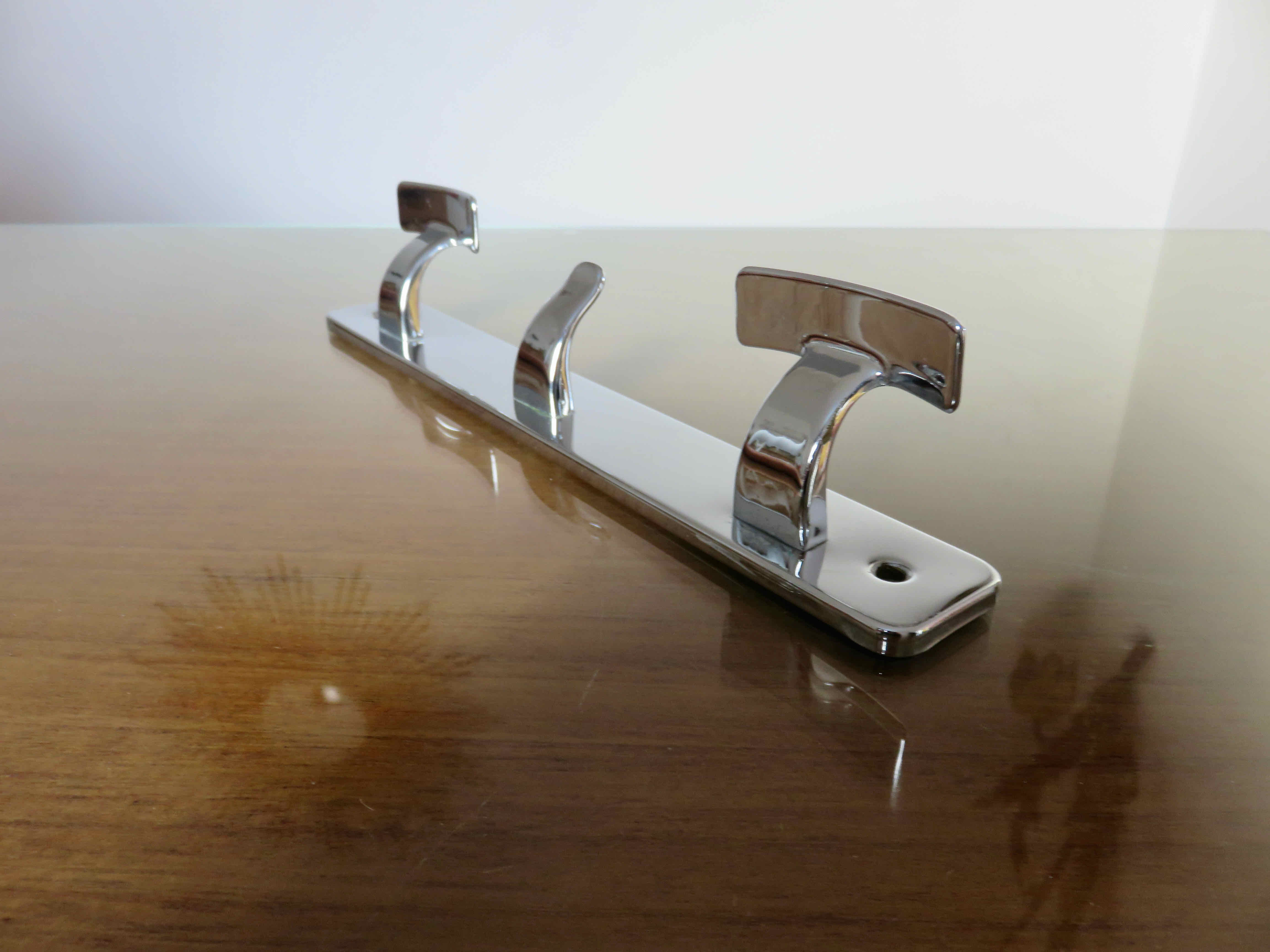 Porte manteau en laiton chromé, moderniste, minimaliste, en inox années 70