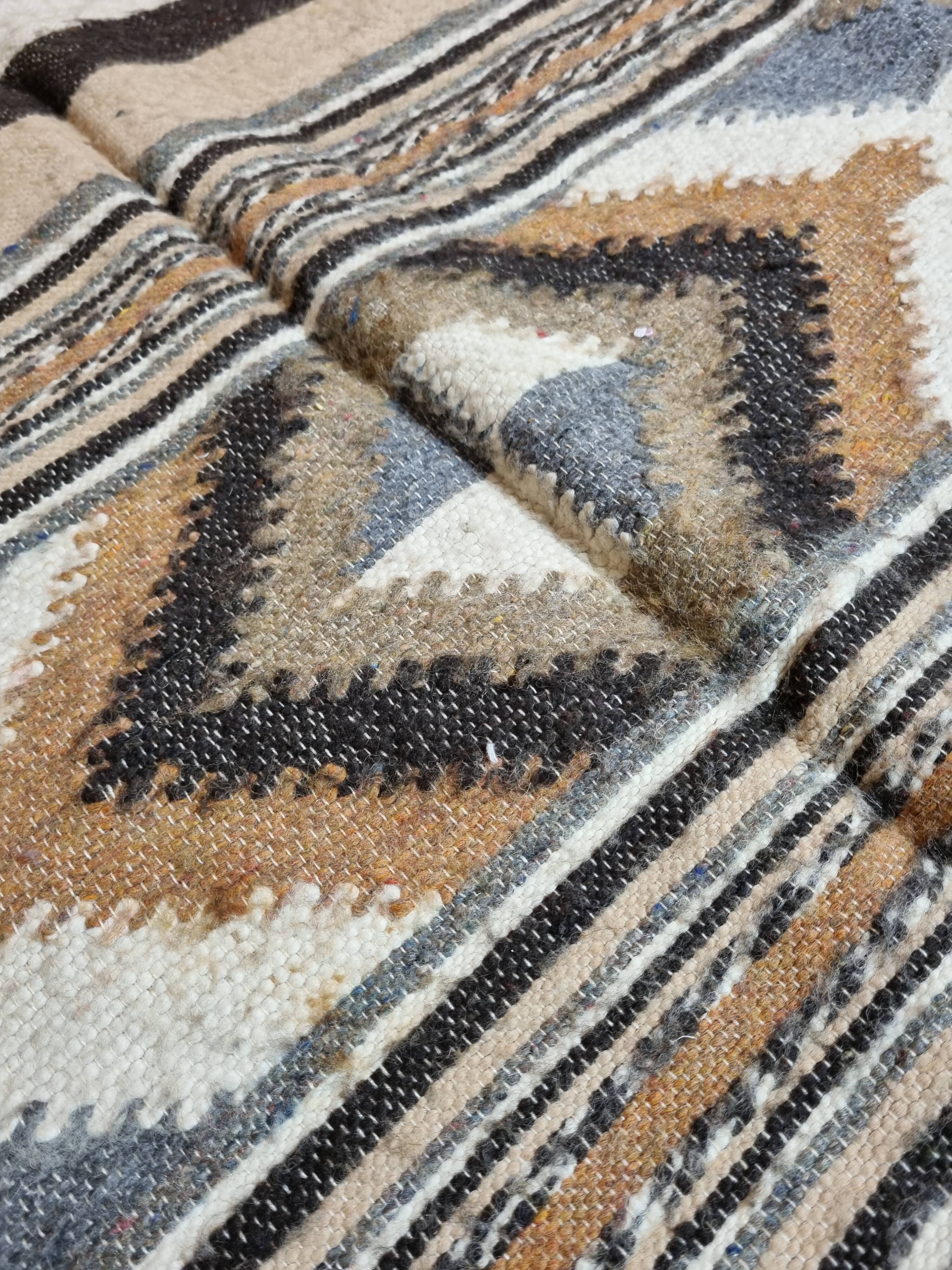 Berber carpet in wool with ethnic geometric patterns, 271 cm x 178 cm
