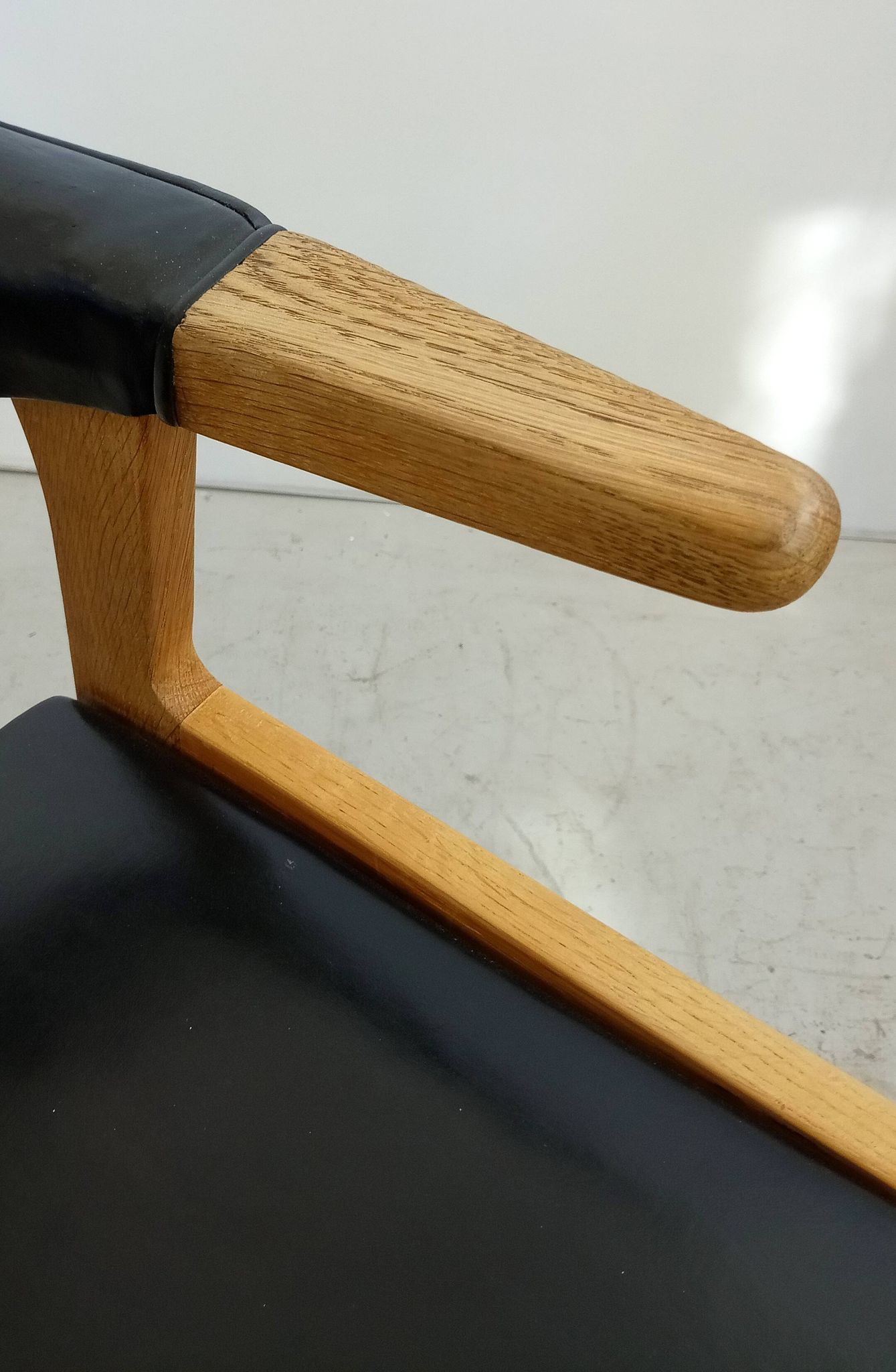 Fauteuil danois en chêne et cuir noir