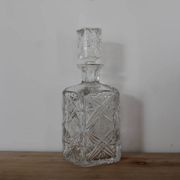 Carafe ancienne en verre taillé probablement en cristal – Motifs géométriques et bouchon assorti
