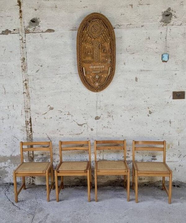 Série de 4 chaises vintage en pin assise cannage
