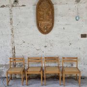 Série de 4 chaises vintage en pin assise cannage