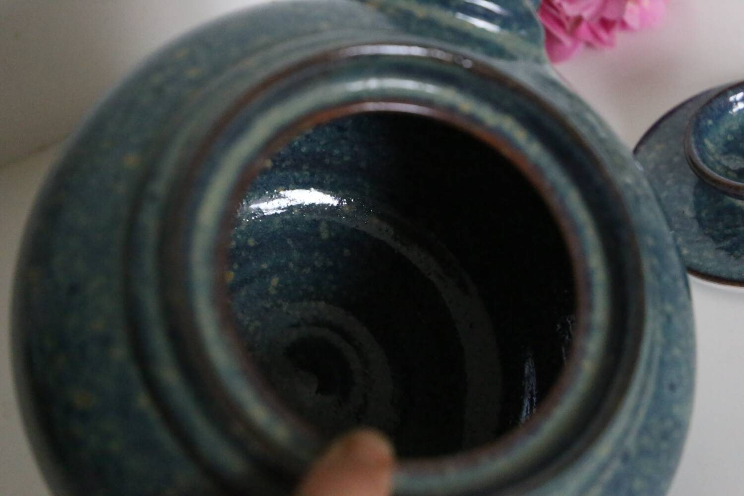 Soupière en poterie artisanale