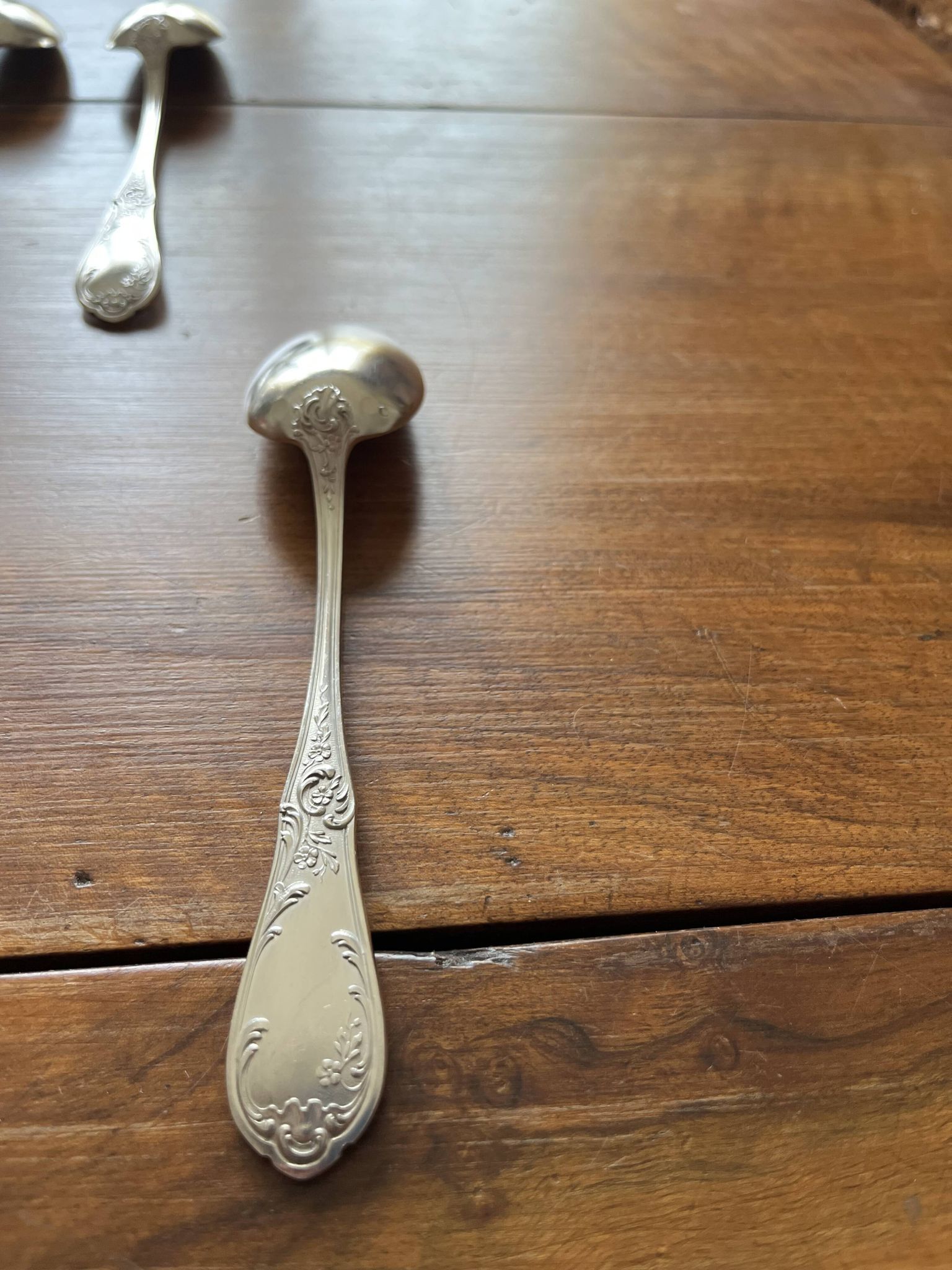 10 cuillères et 10 fourchettes à dessert anciennes en métal argenté