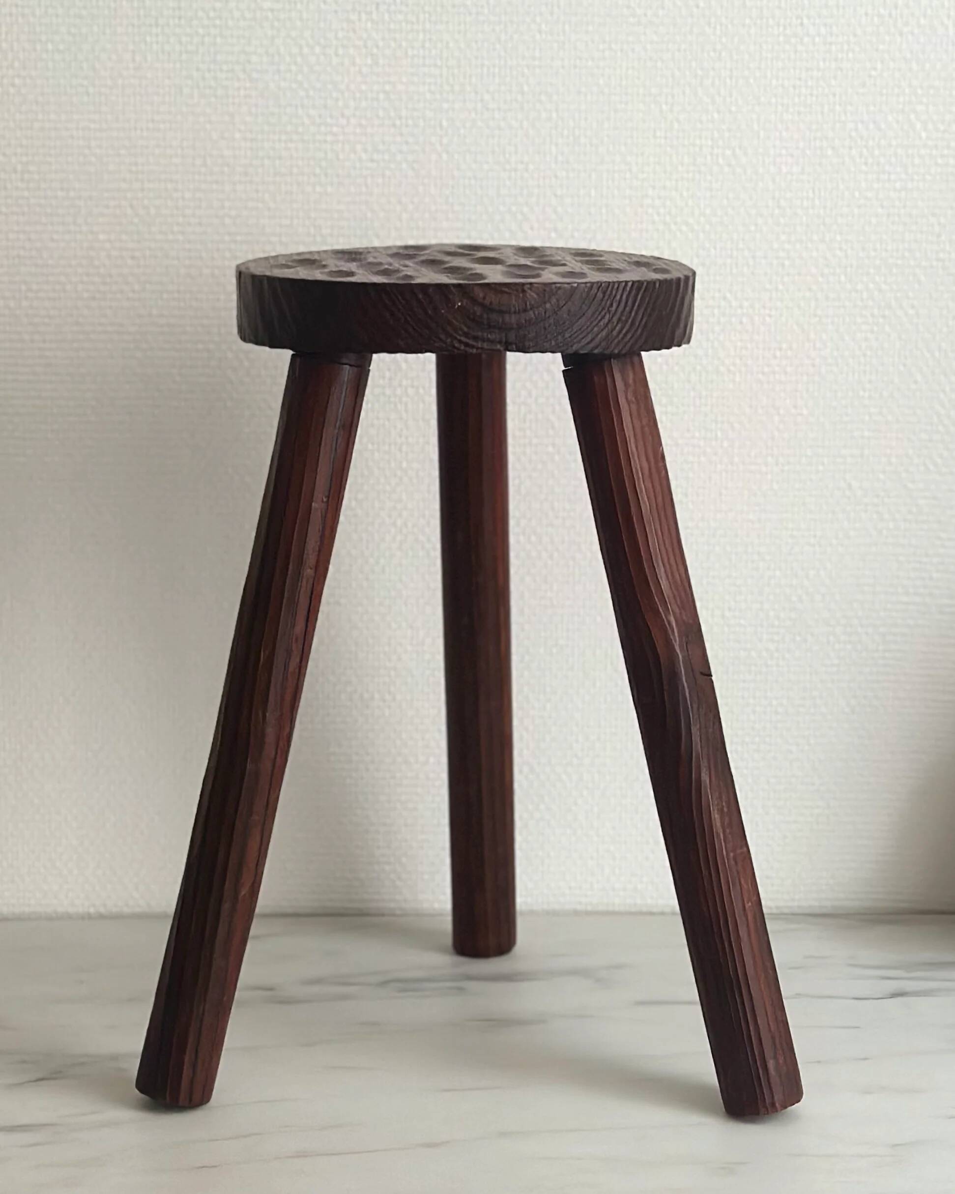 Tabouret tripode sculpté à l’adze — France, XXe siècle