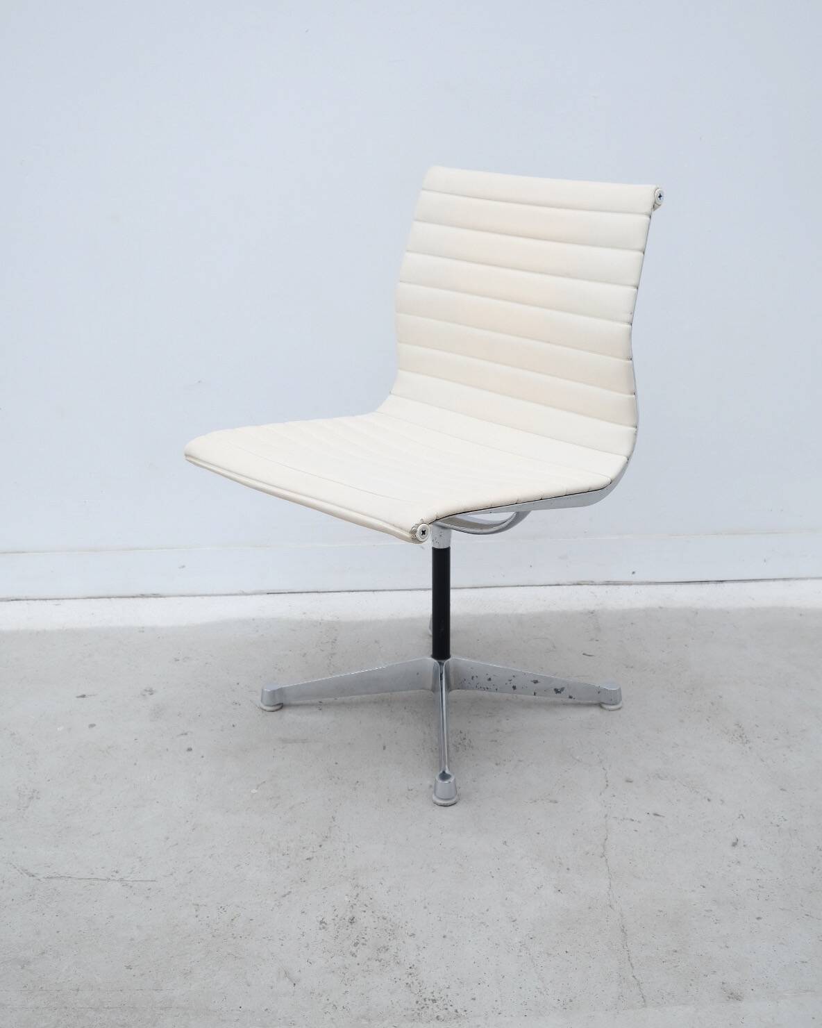 Charles & Ray Eames "EA 105" chairs for Herman Miller in leather, 1970