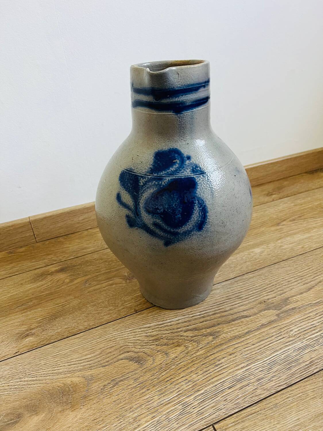 Pichet en grès à motifs
