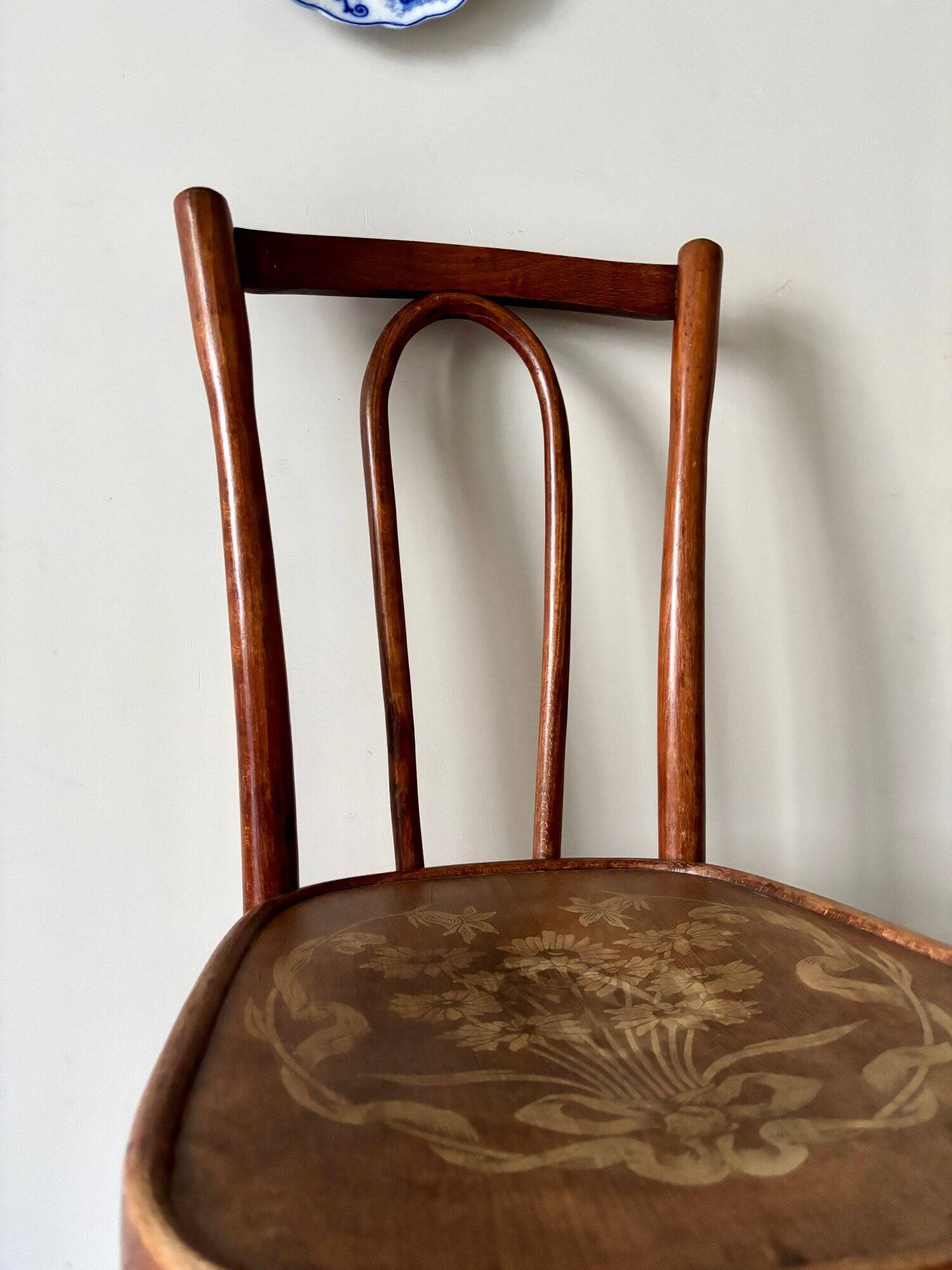 Bistro chair in curved beech and embossed seat