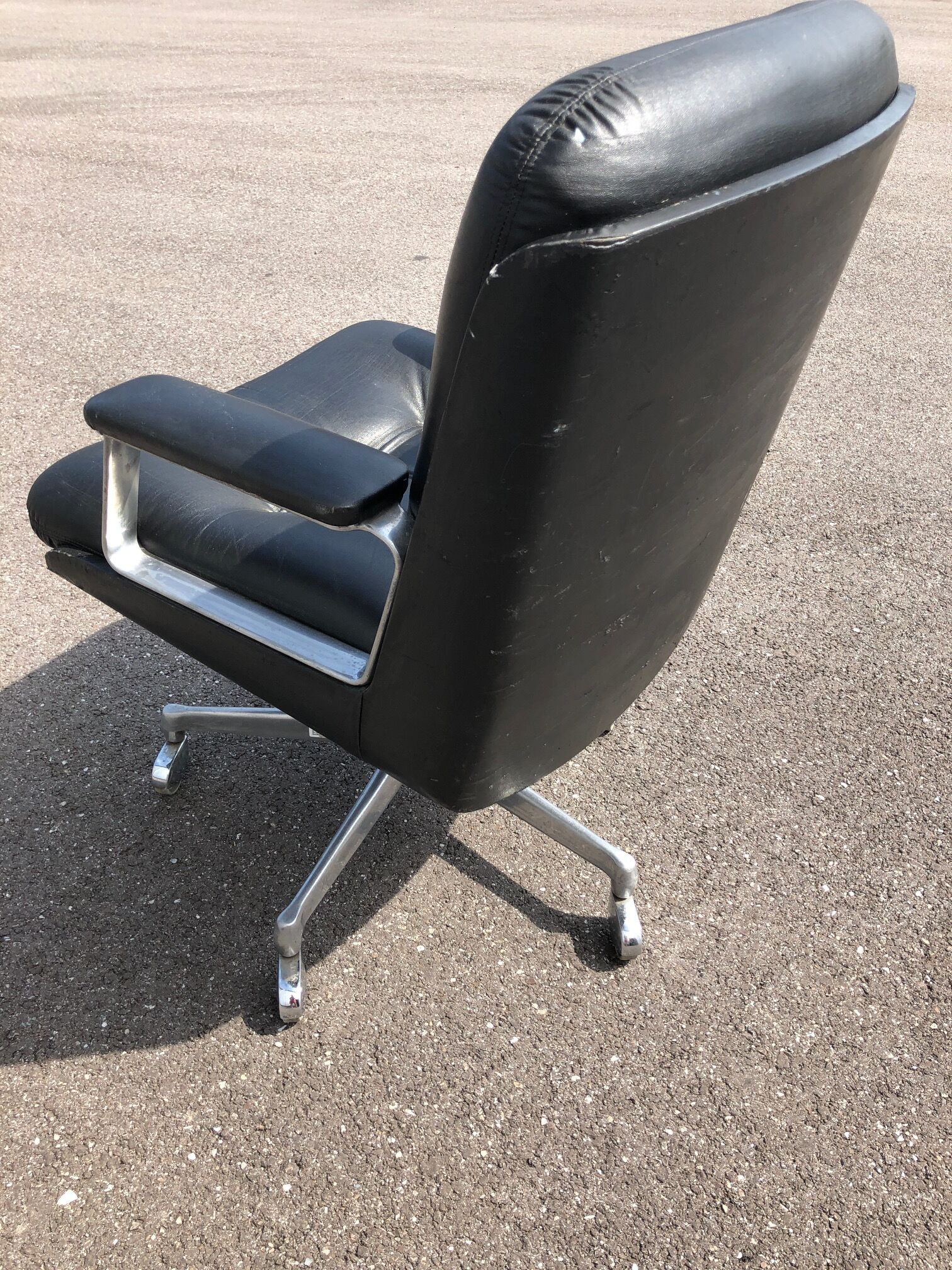 P128 office chair edited by tecno italy