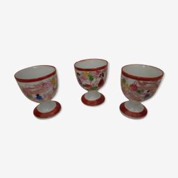 Suite de 3 coquetiers sur pied en porcelaine décor japonais