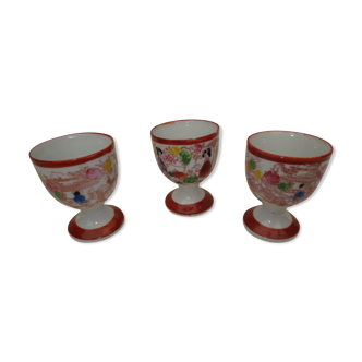 Suite de 3 coquetiers sur pied en porcelaine décor japonais