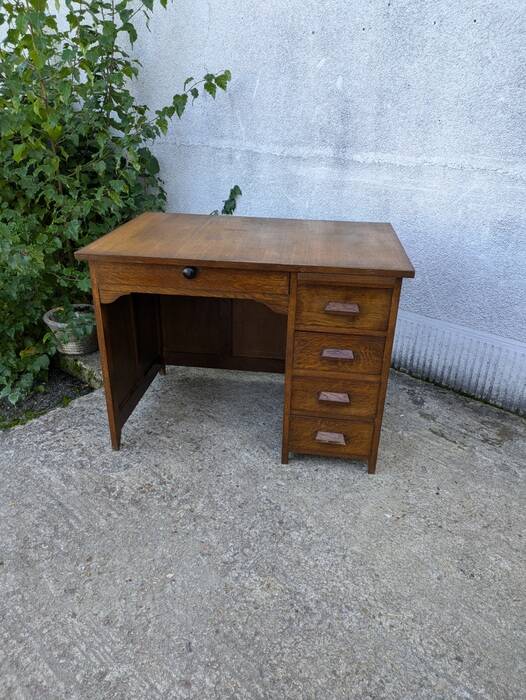 Administrative adult desk