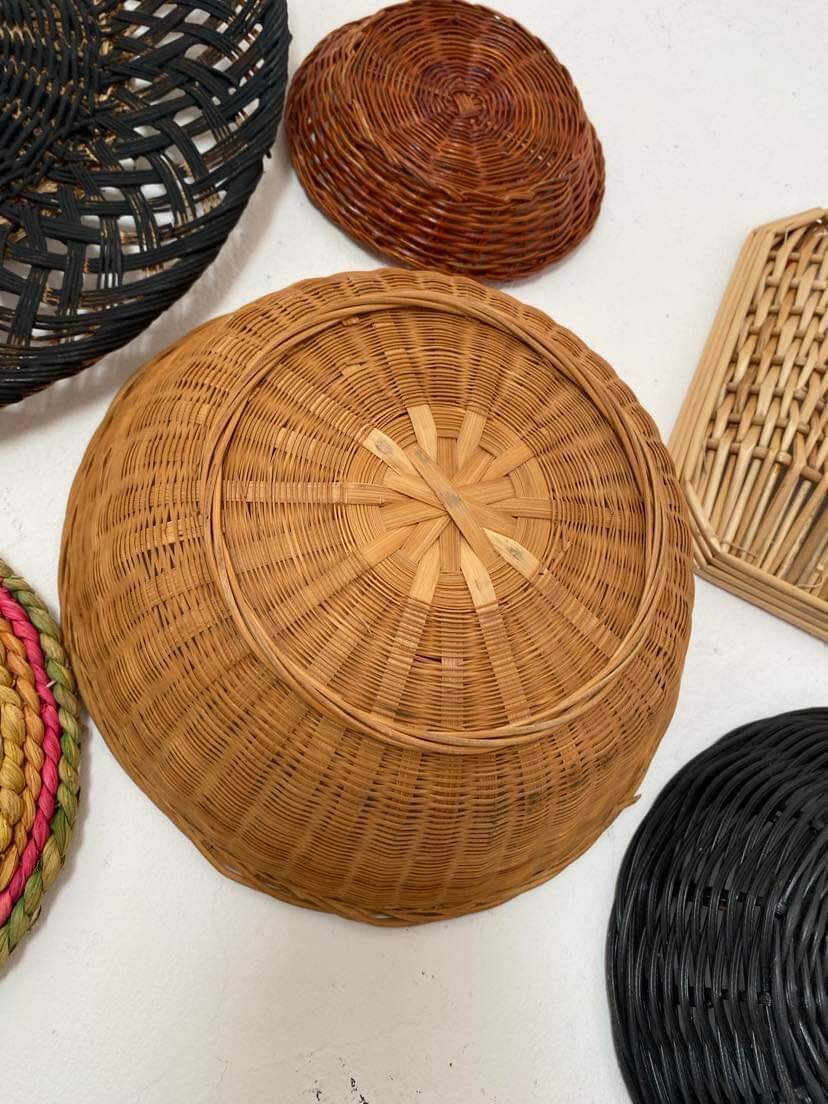 Composition murale de corbeilles et plateaux en osier.