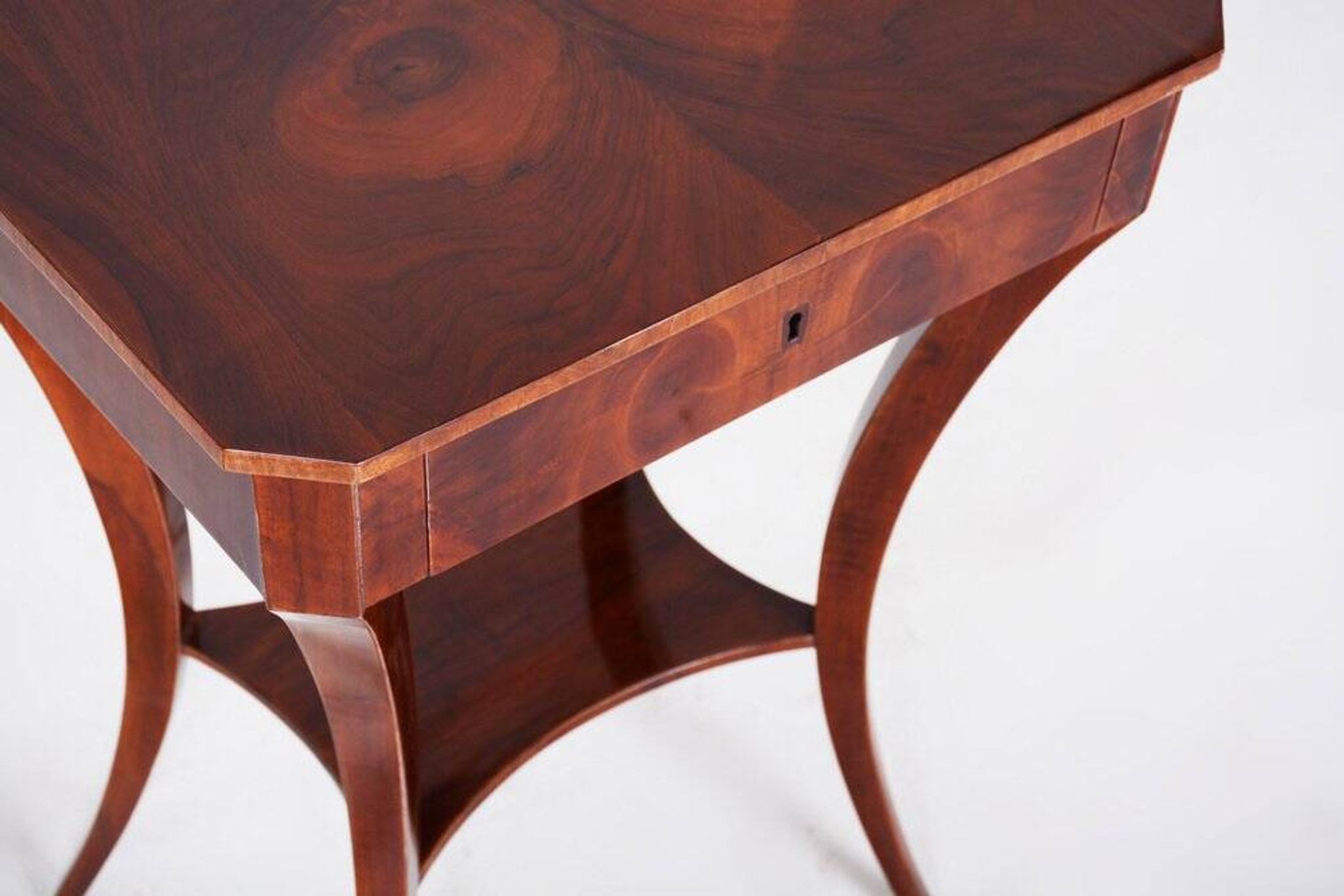 Petite table Biedermeier en noyer, années 1830