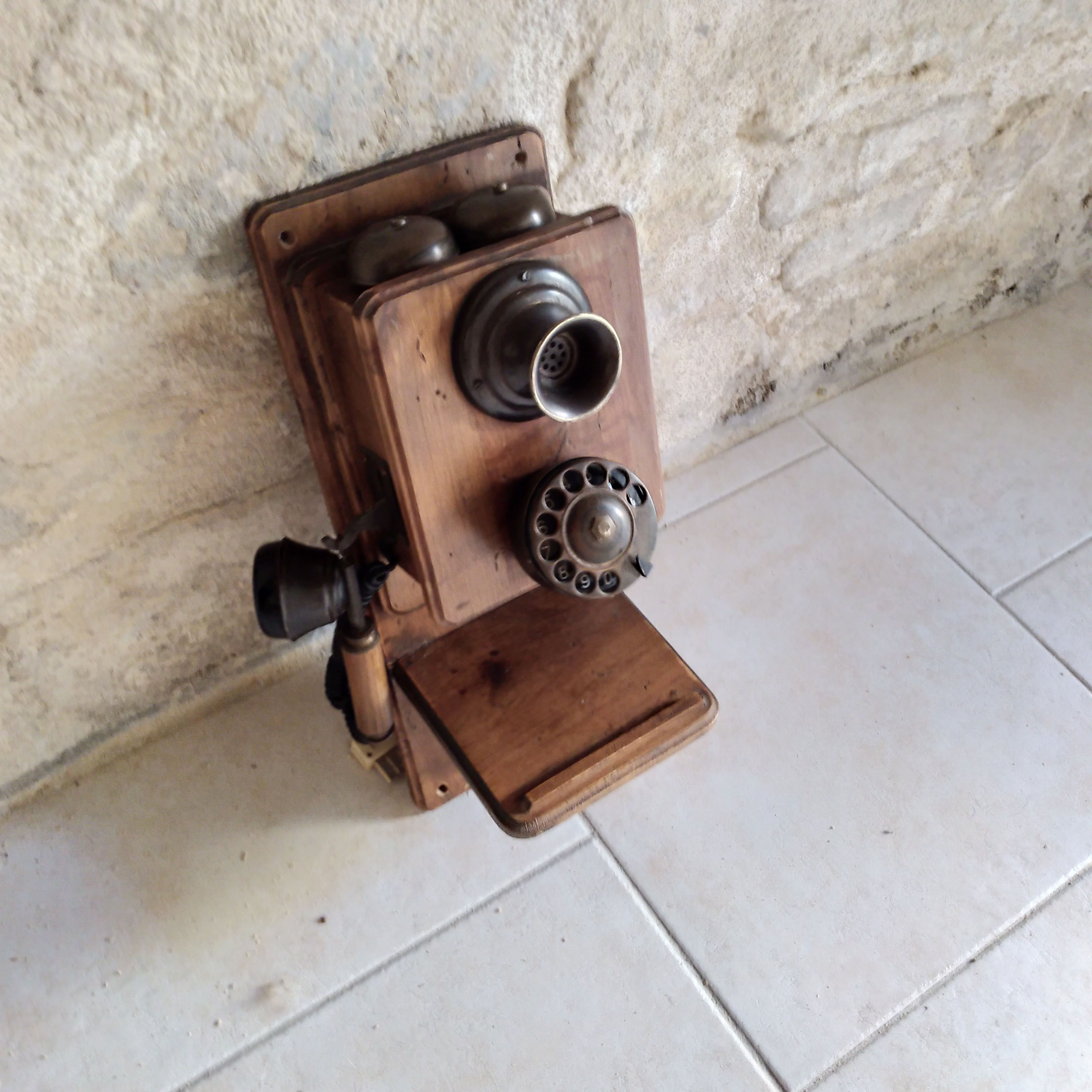 Téléphone vintage bois