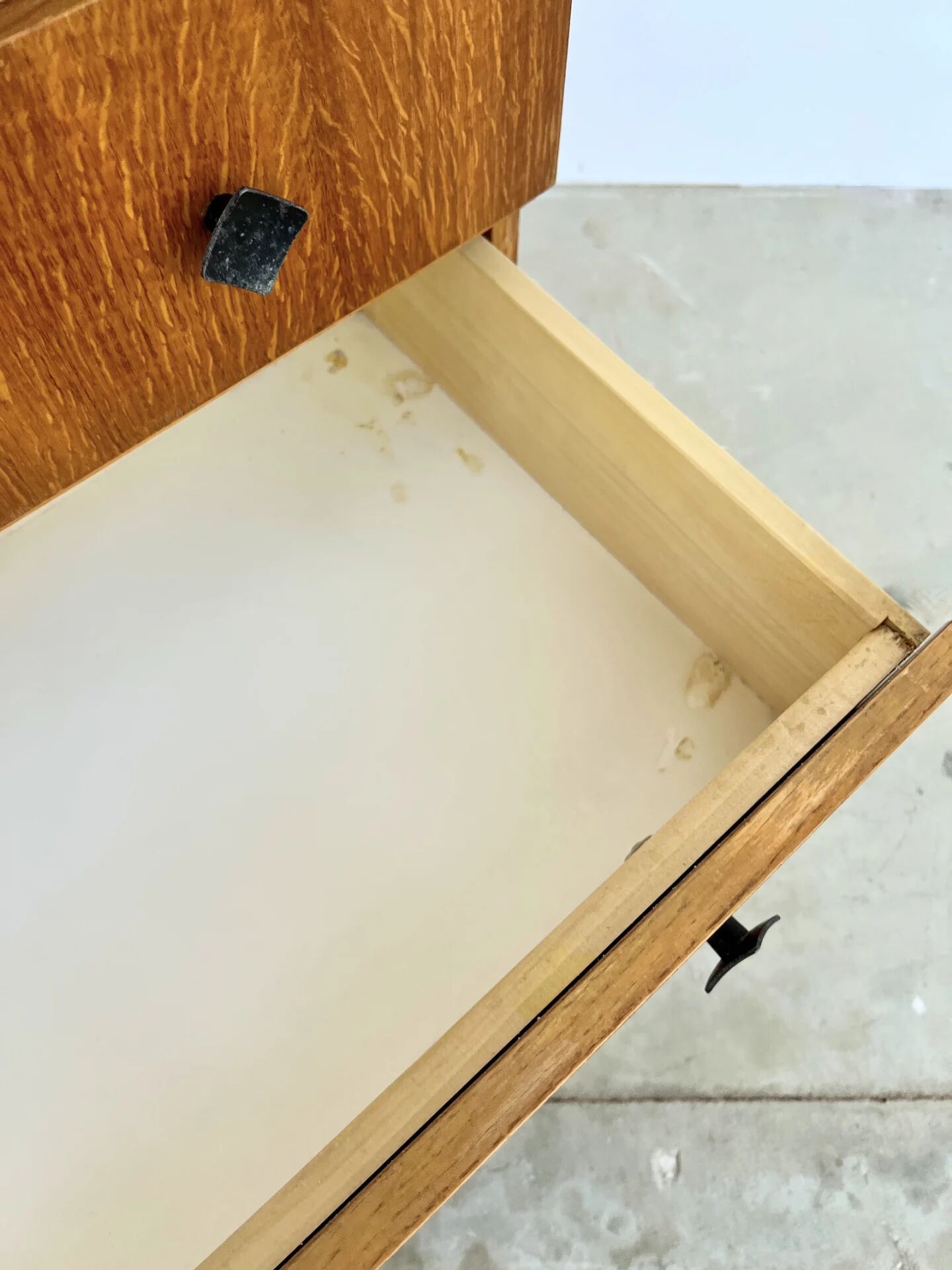 Commode scandinave 3 tiroirs en chêne, boutons noirs — années 60