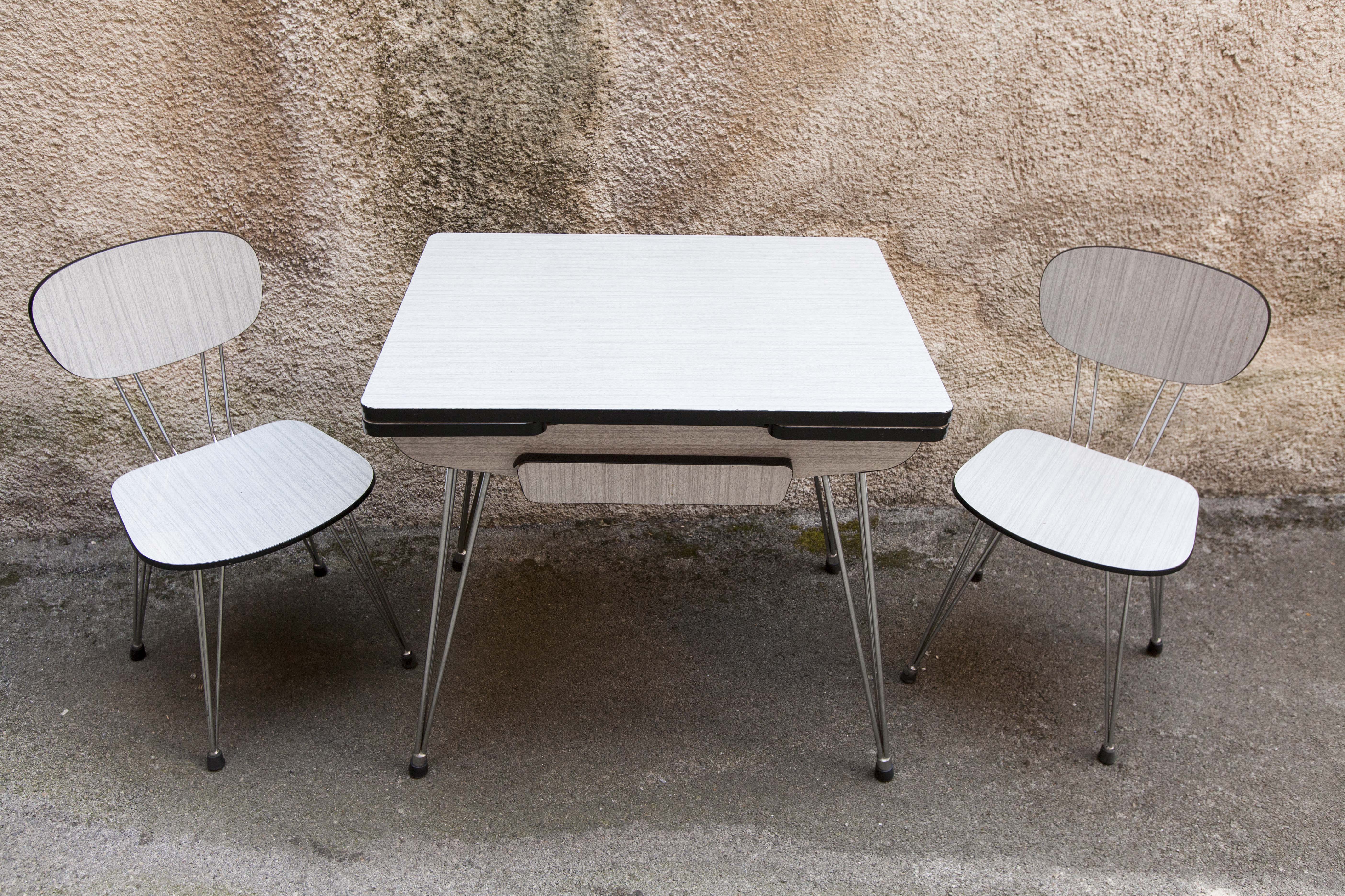 Set table formica and 2 chairs