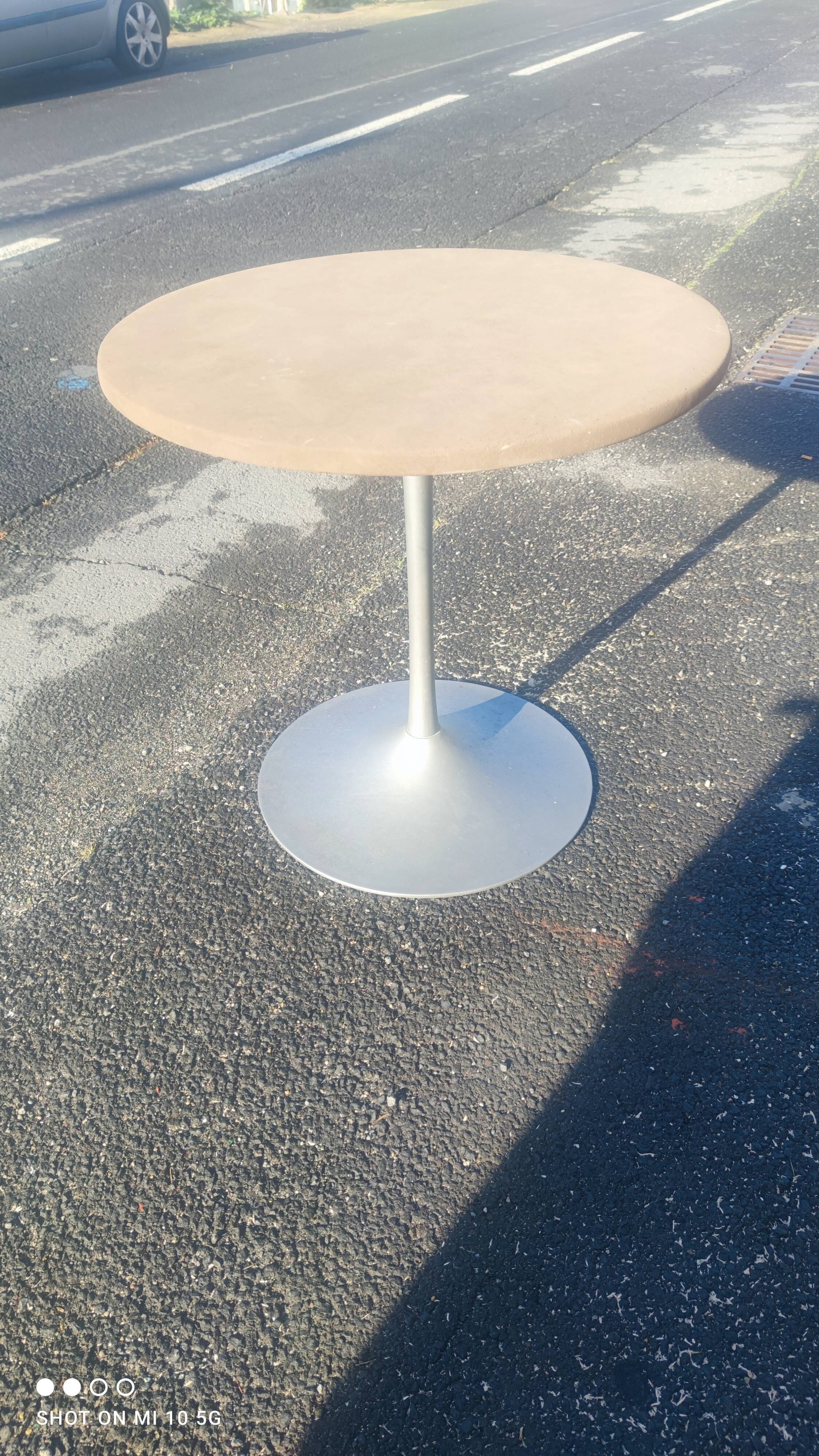 Table with tulip base in cast aluminum, circa 1960/70