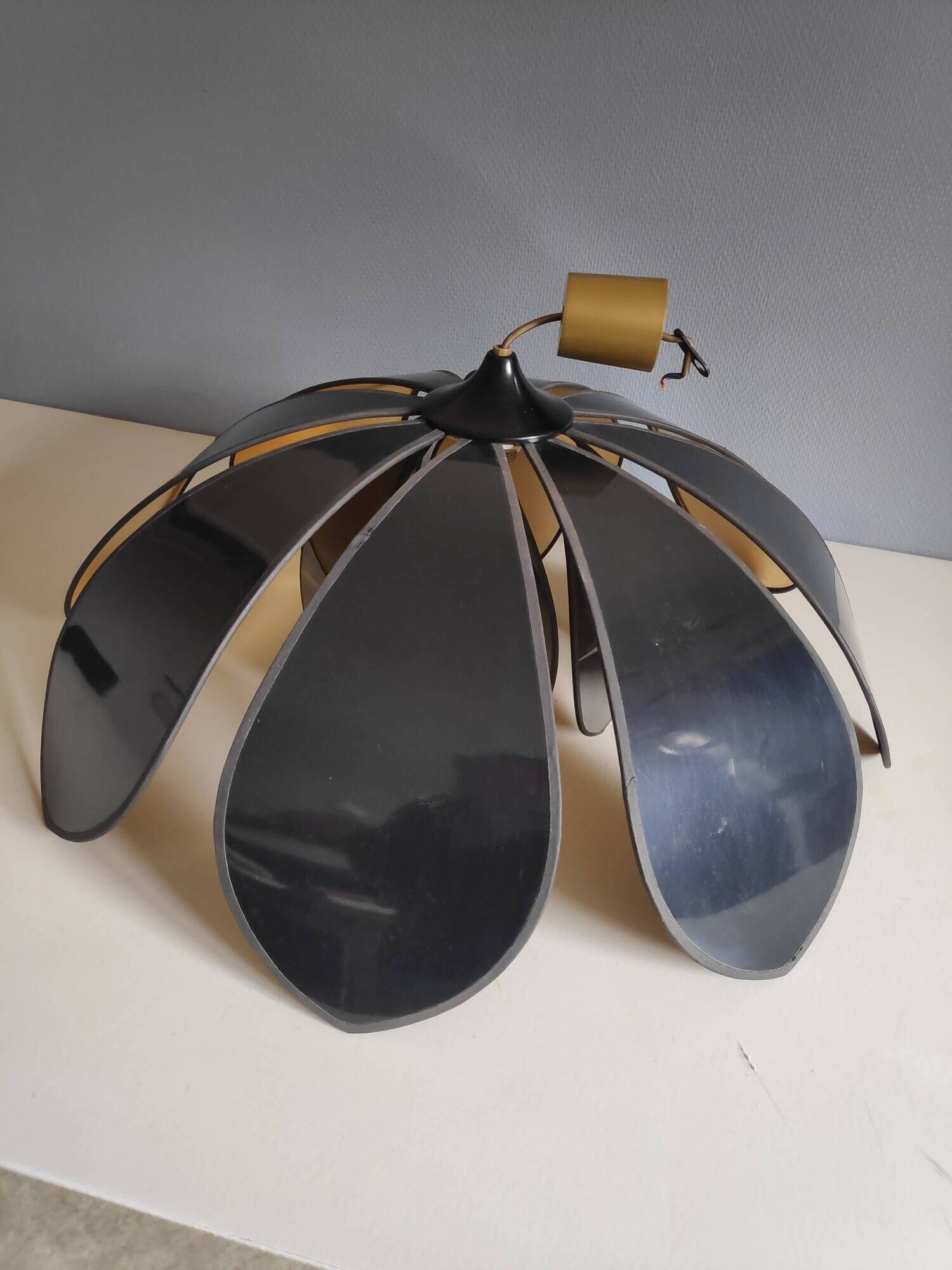 Suspension XXL fleur de lotus de Robert Schuytener noir et or