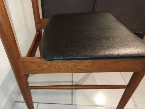 Paire de chaises style scandinave vintage années 1960 bois et skaï noir