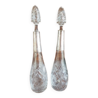 Paire de carafes en cristal et métal
