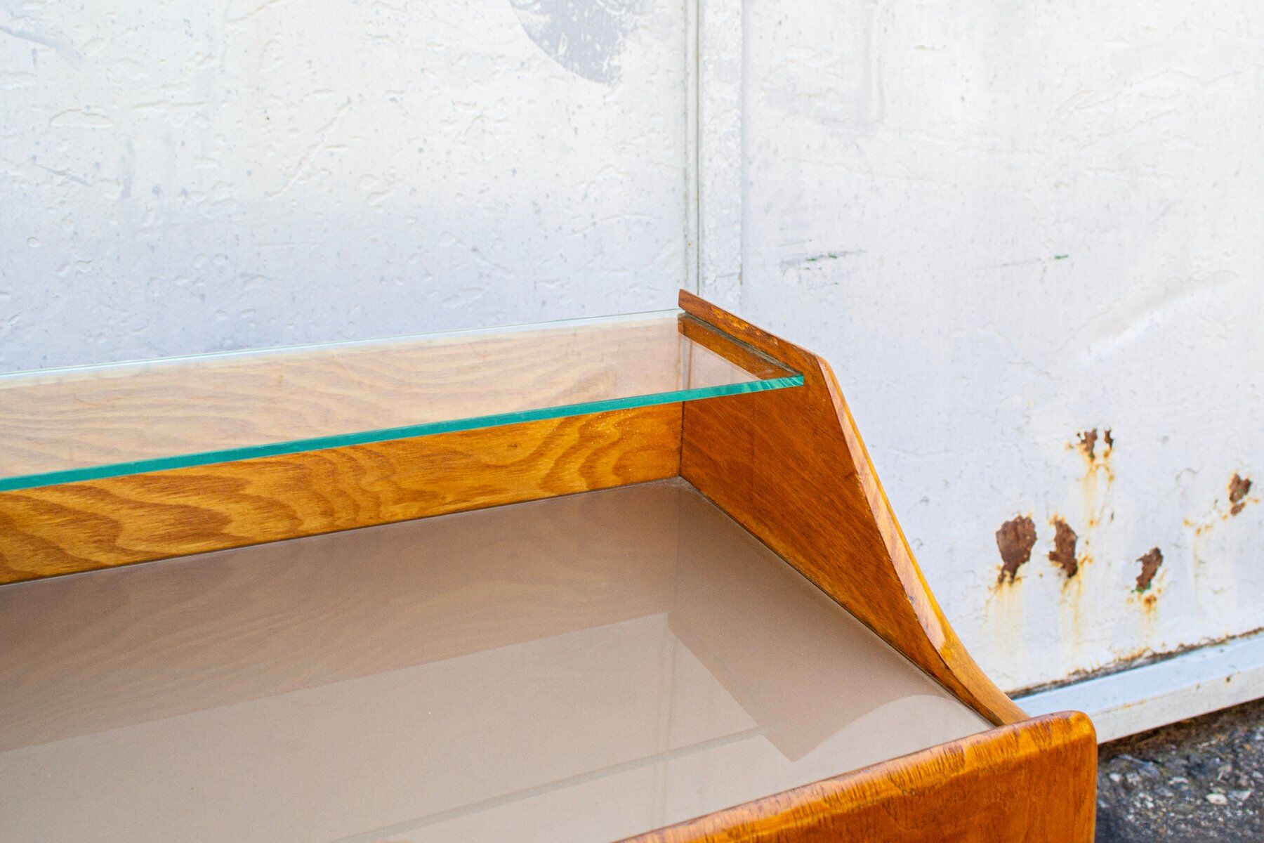 2 tables de chevet en bois et verre, Italie, années 1950