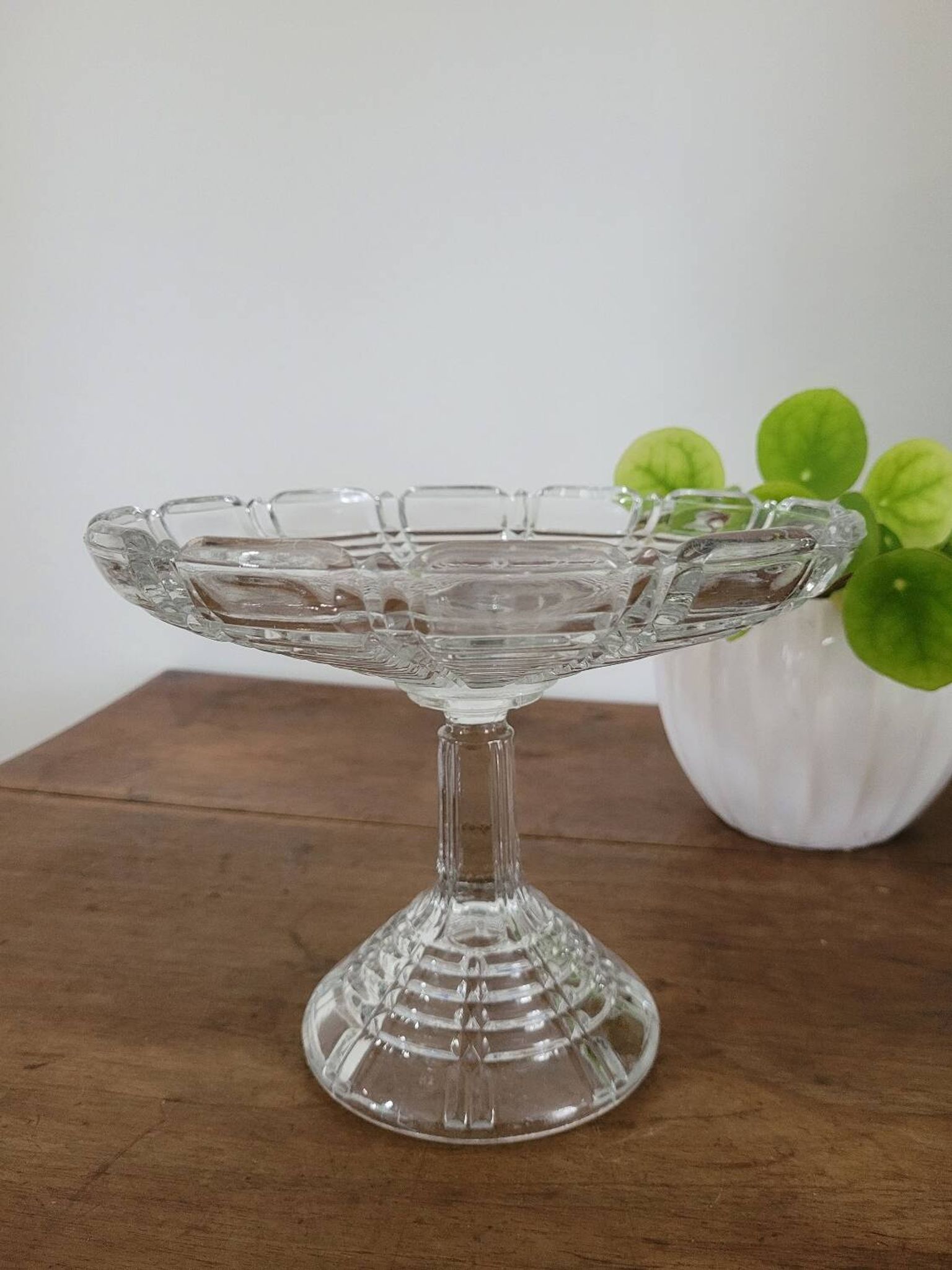 Stemmed glass bowl
