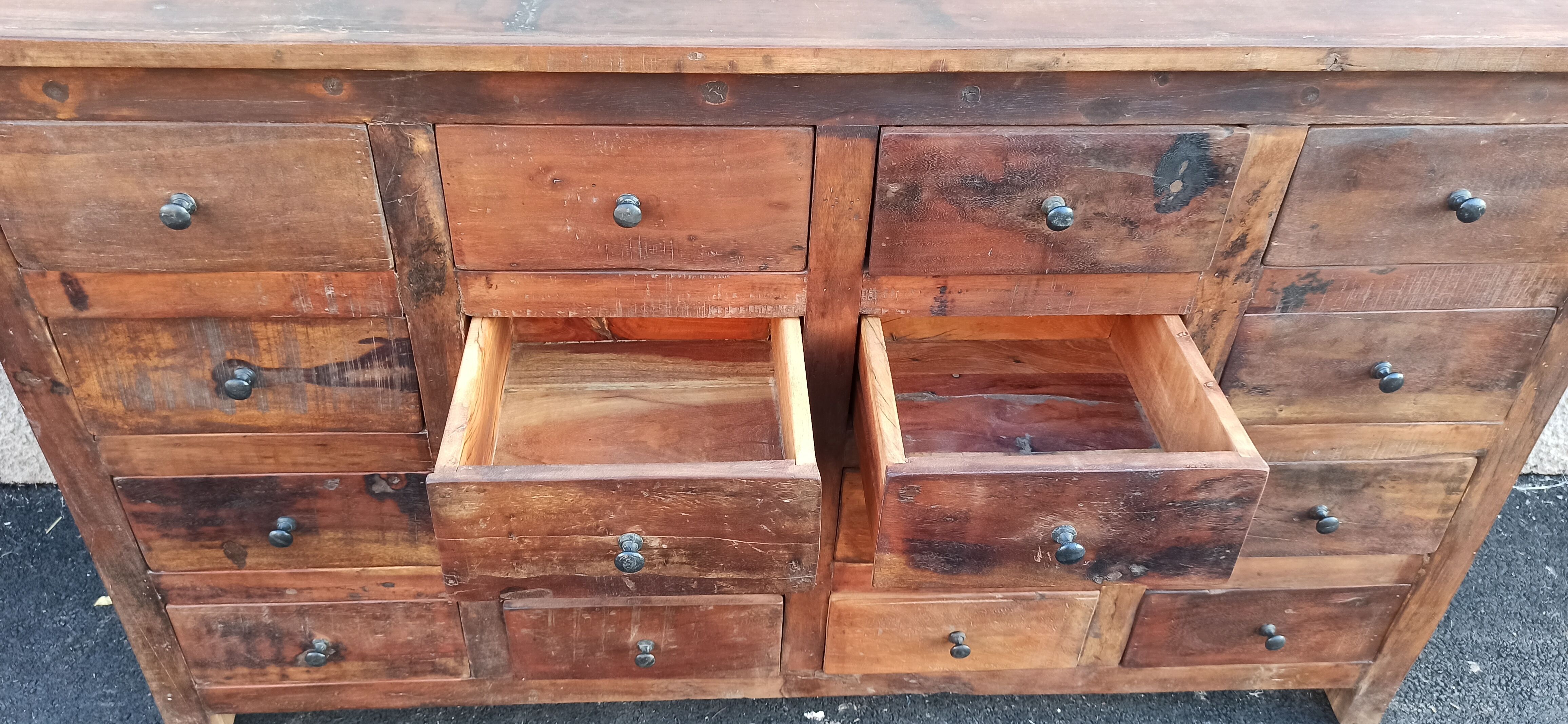 Meuble en bois à tiroirs