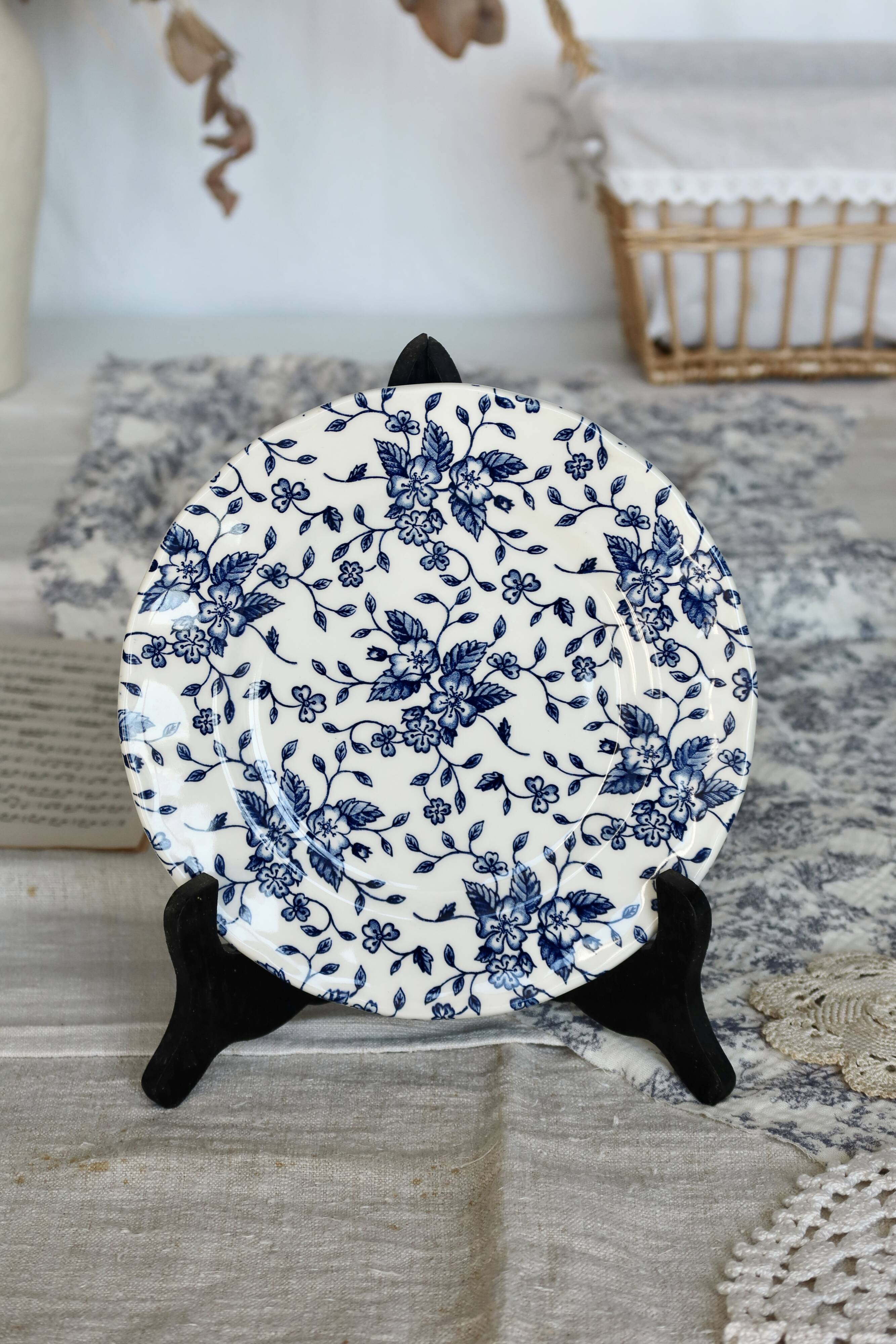 3 assiettes à dessert vintage anglaises Royal Tudor modèle bouquet bleu