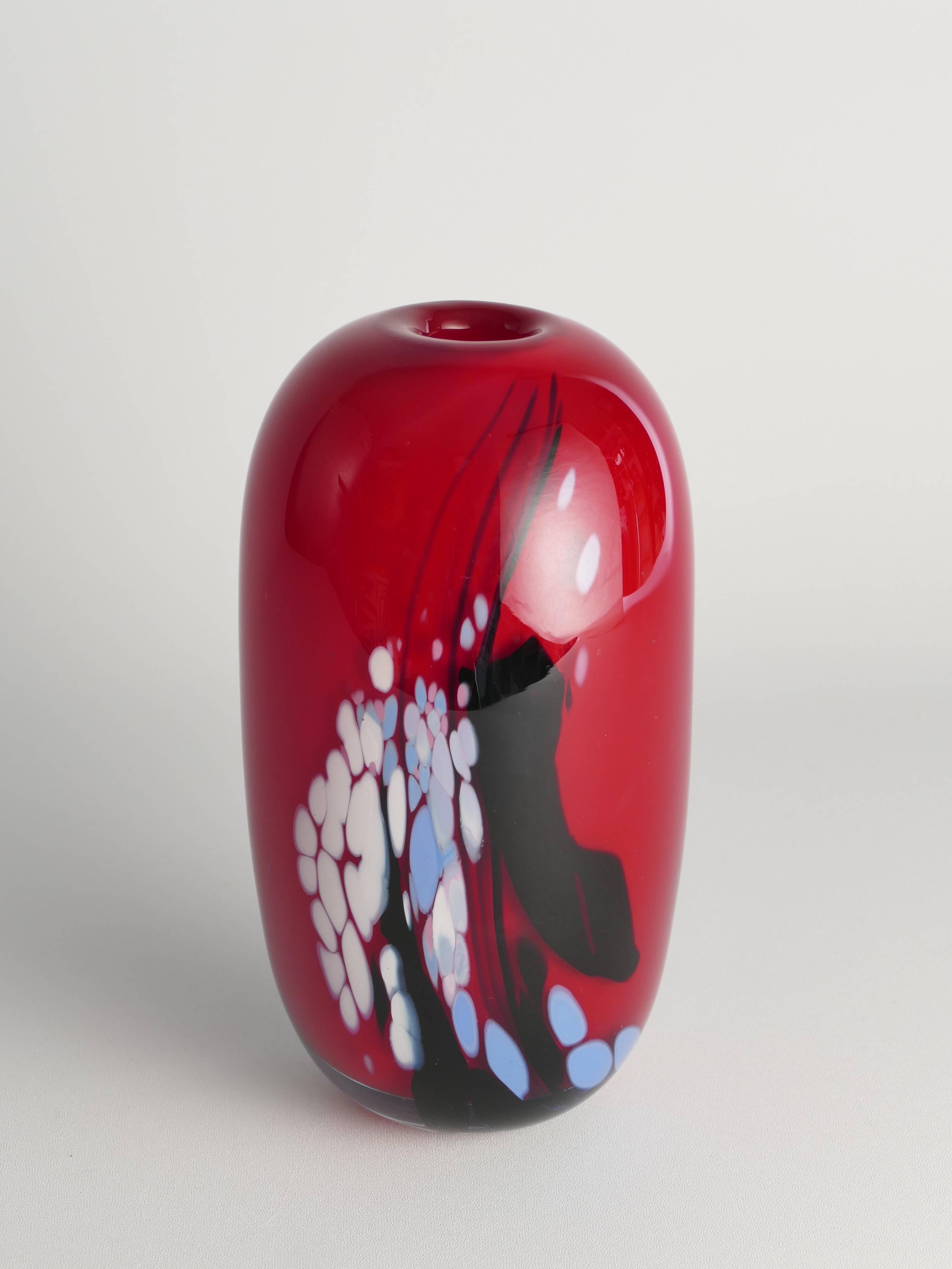Vase en verre artistique rouge cerise unique par Mikael Axenbrant, Suède 1990