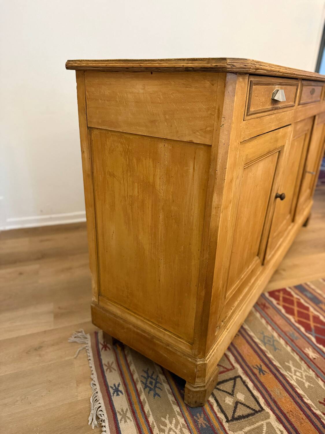 Buffet ancien en bois massif