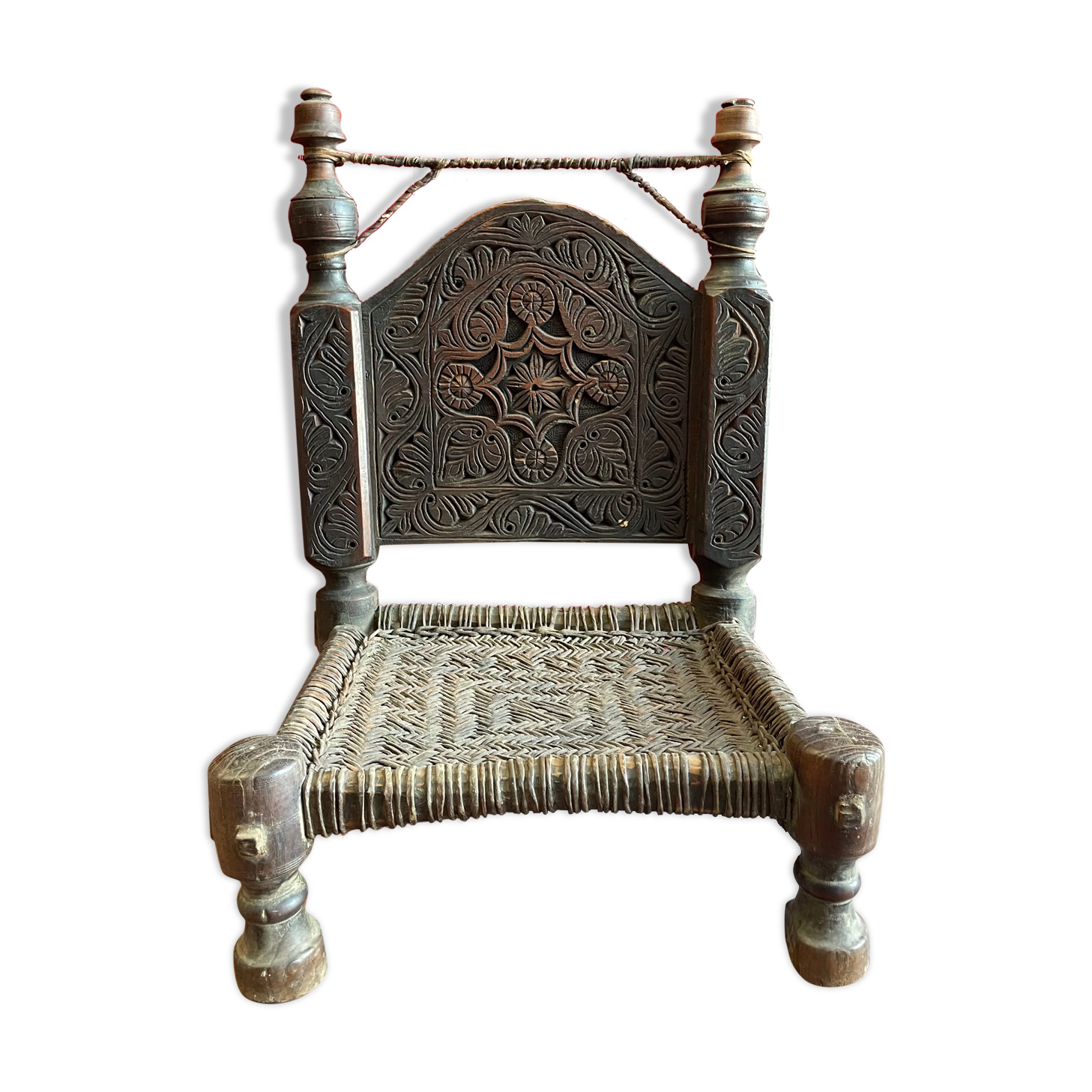 Ancienne chaise basse sculptée en bois de noyer assise tréssée en cuir, Pakistan Vallée de Swat