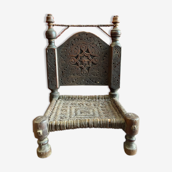 Ancienne chaise basse sculptée en bois de noyer assise tréssée en cuir, Pakistan Vallée de Swat