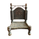 Ancienne chaise basse sculptée en bois de noyer assise tréssée en cuir, Pakistan Vallée de Swat
