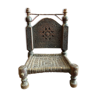 Ancienne chaise basse sculptée en bois de noyer assise tréssée en cuir, Pakistan Vallée de Swat