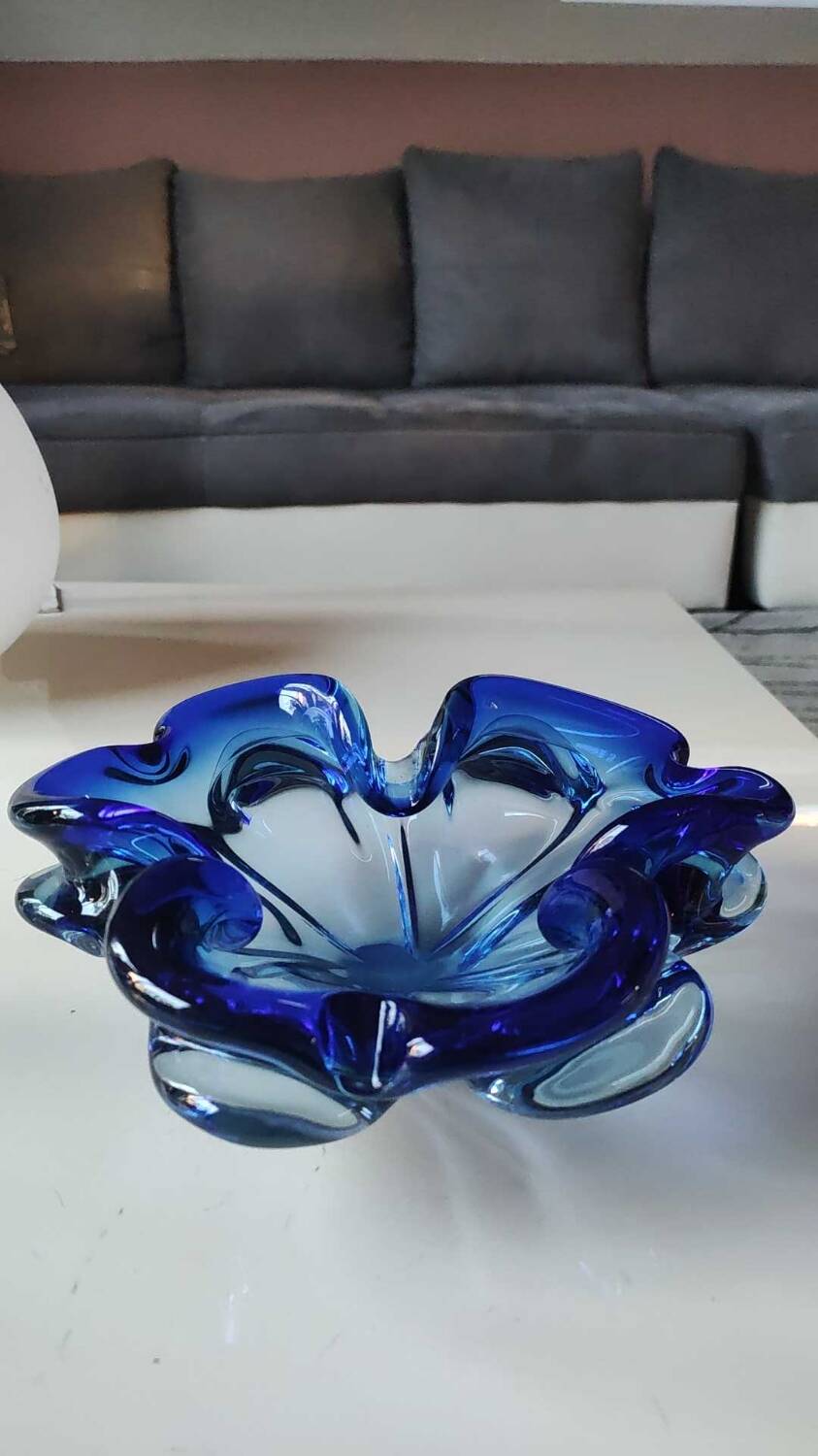 Large floral/corolla shaped pocket emptier