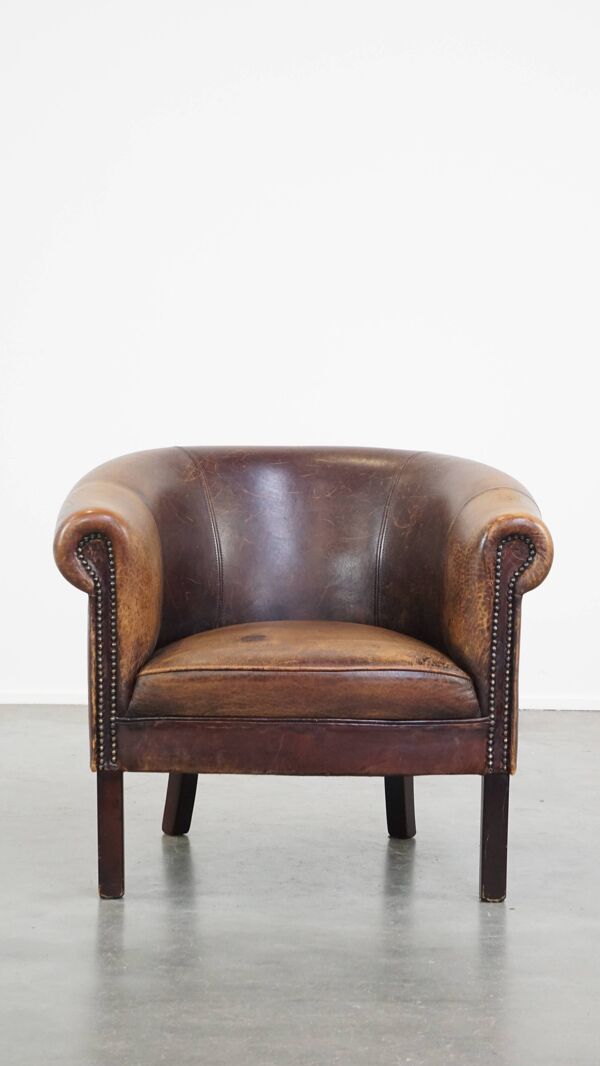 Fauteuil club en cuir de mouton avec finition clous décoratifs
