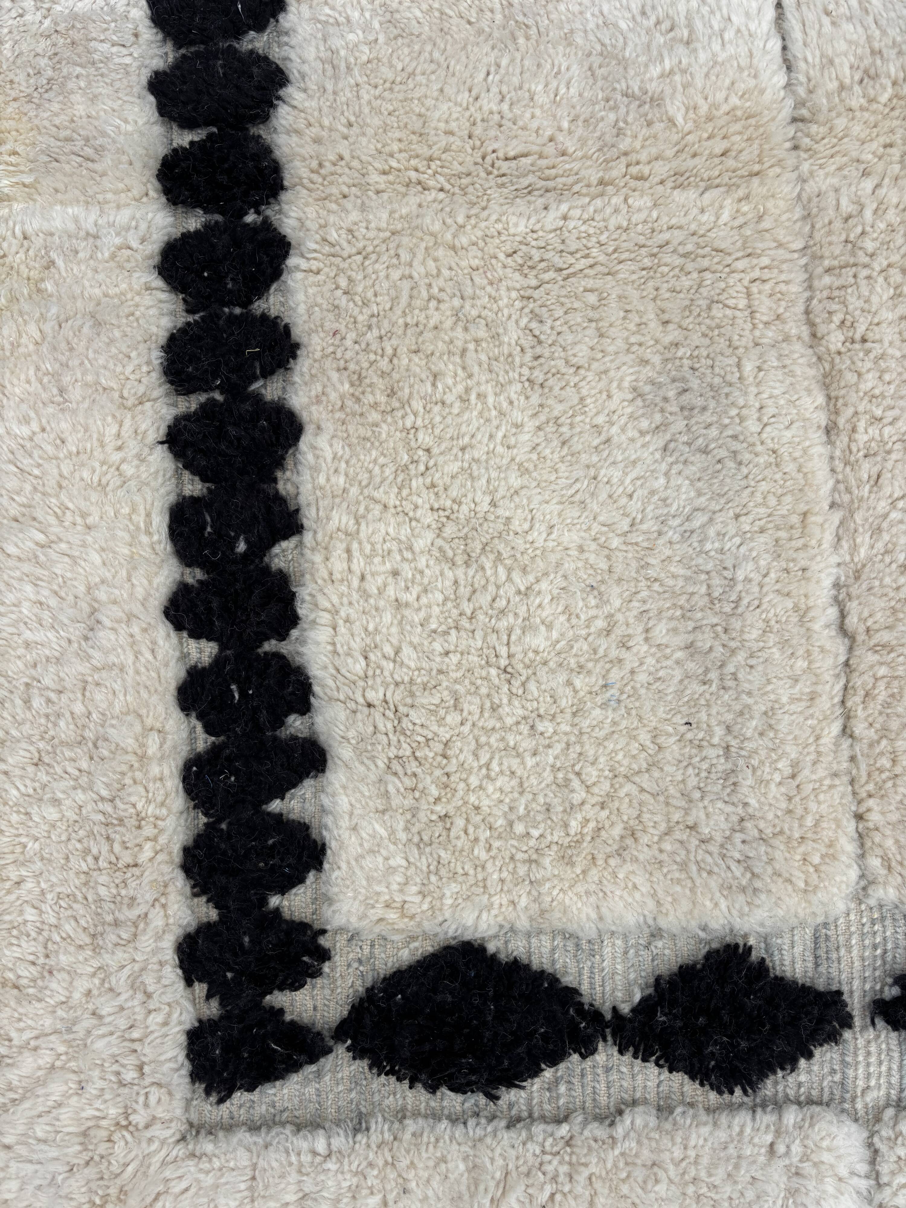 Tapis marocain Beni Ouarain M’rirt en laine écru fait main
