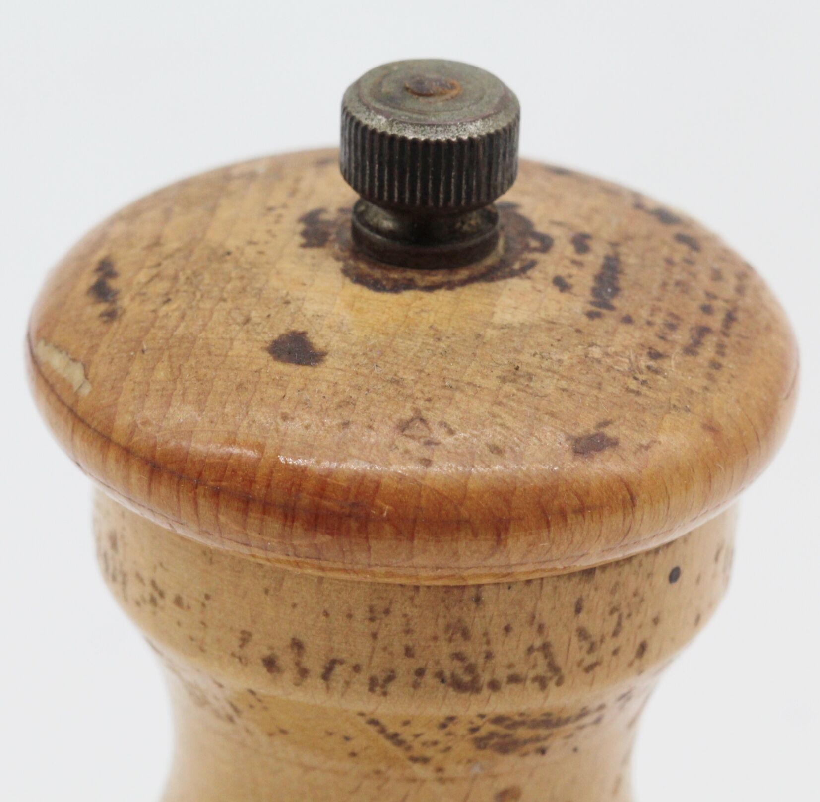 Ancienne poivrière en bois