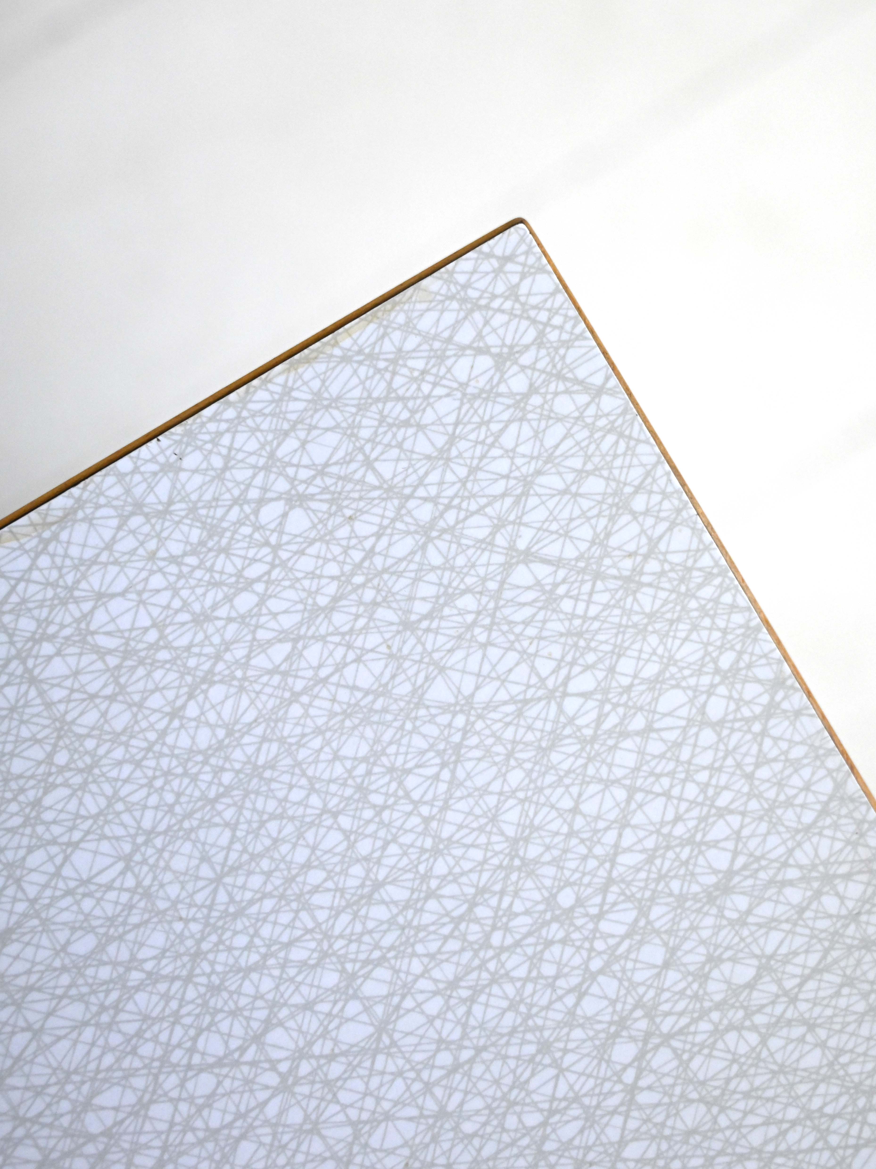 Extendable formica table