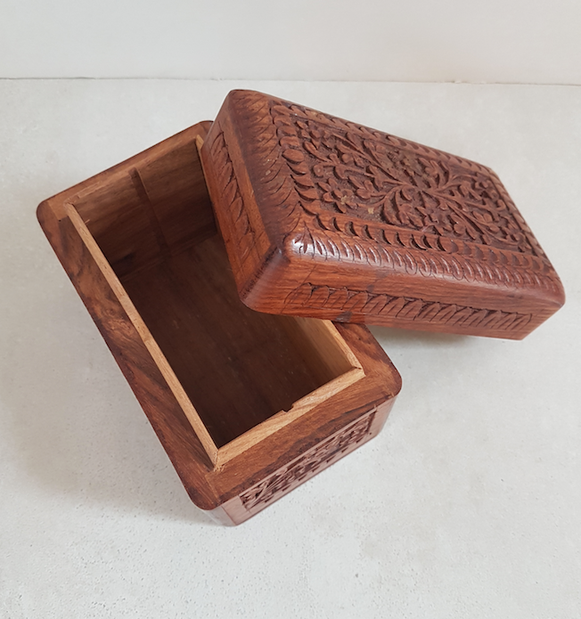 Small wooden chest, box.