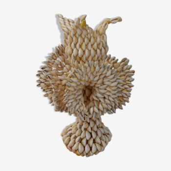 Vase vintage en coquillages tressés, forme floral
