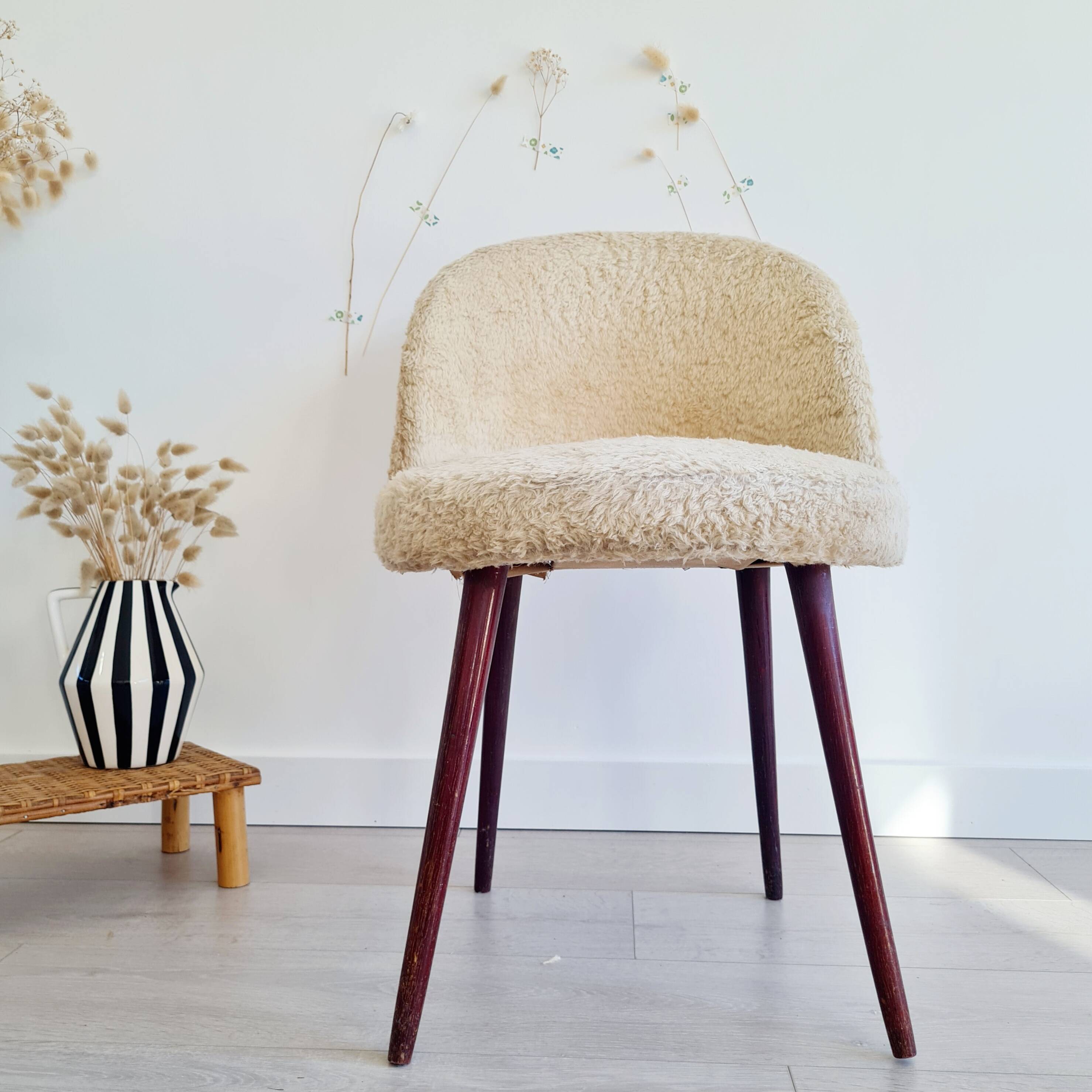 Chaise moumoute tonneau vintage pieds compas