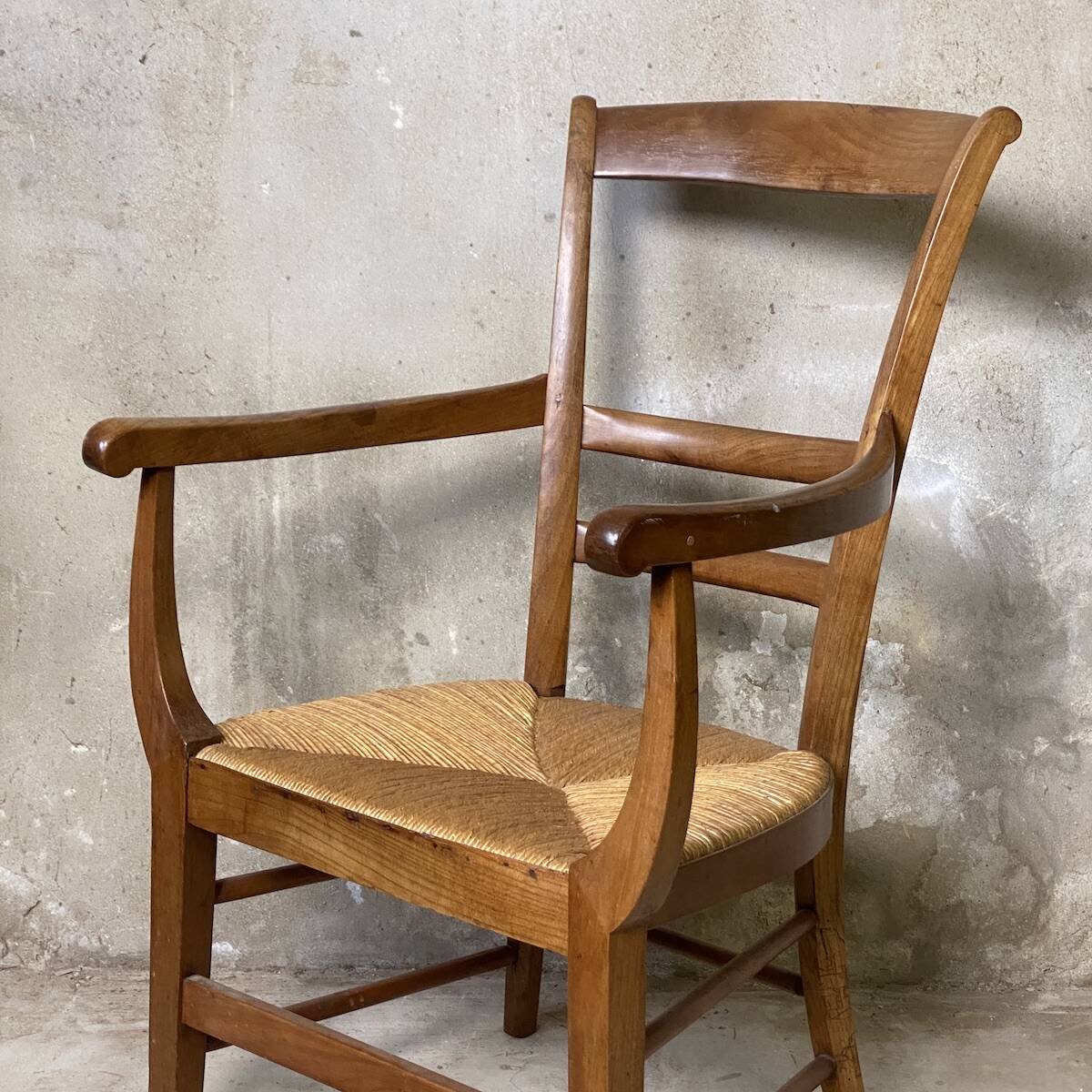 Louis Philippe armchair in walnut and straw, 19th century.