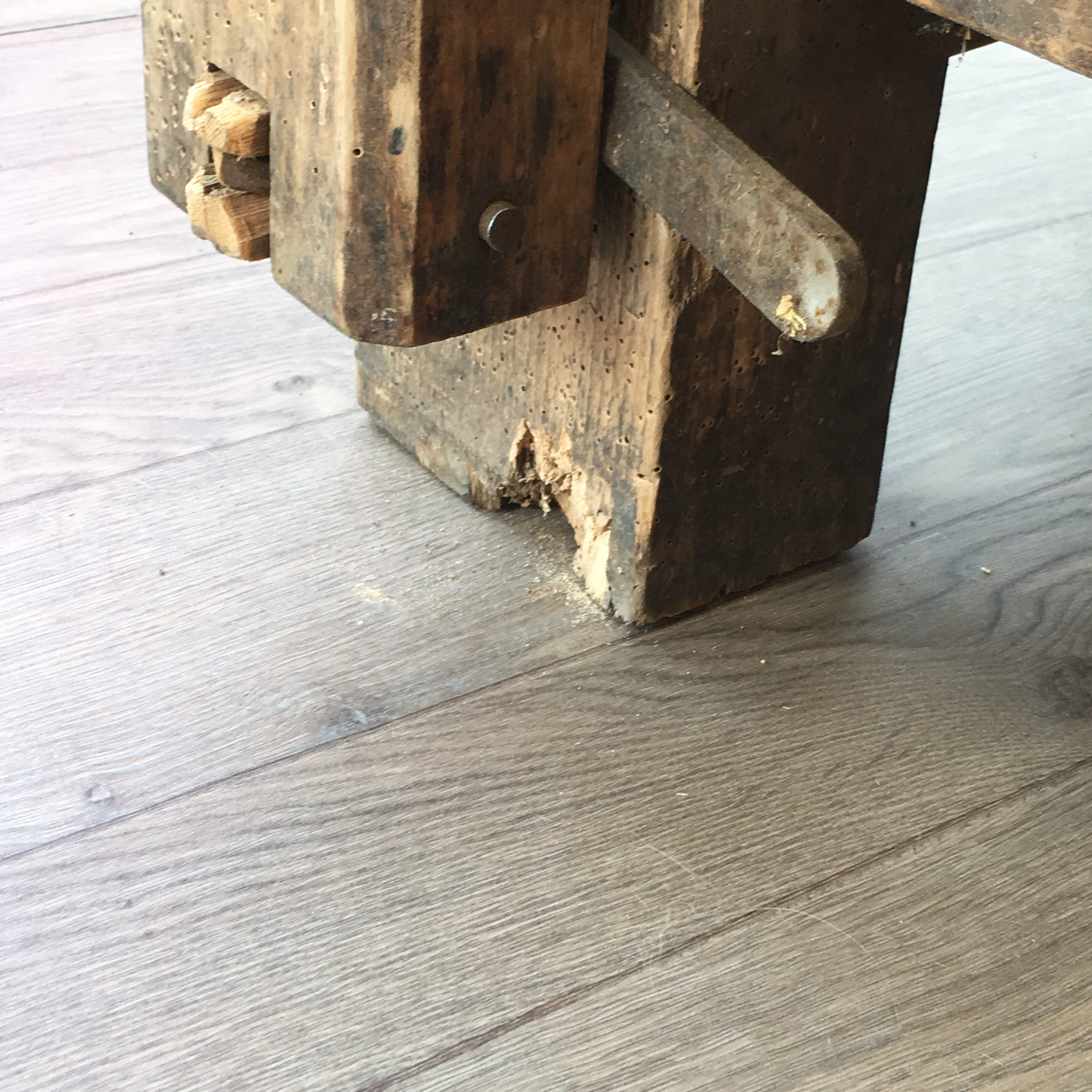 Ancien établi en bois
