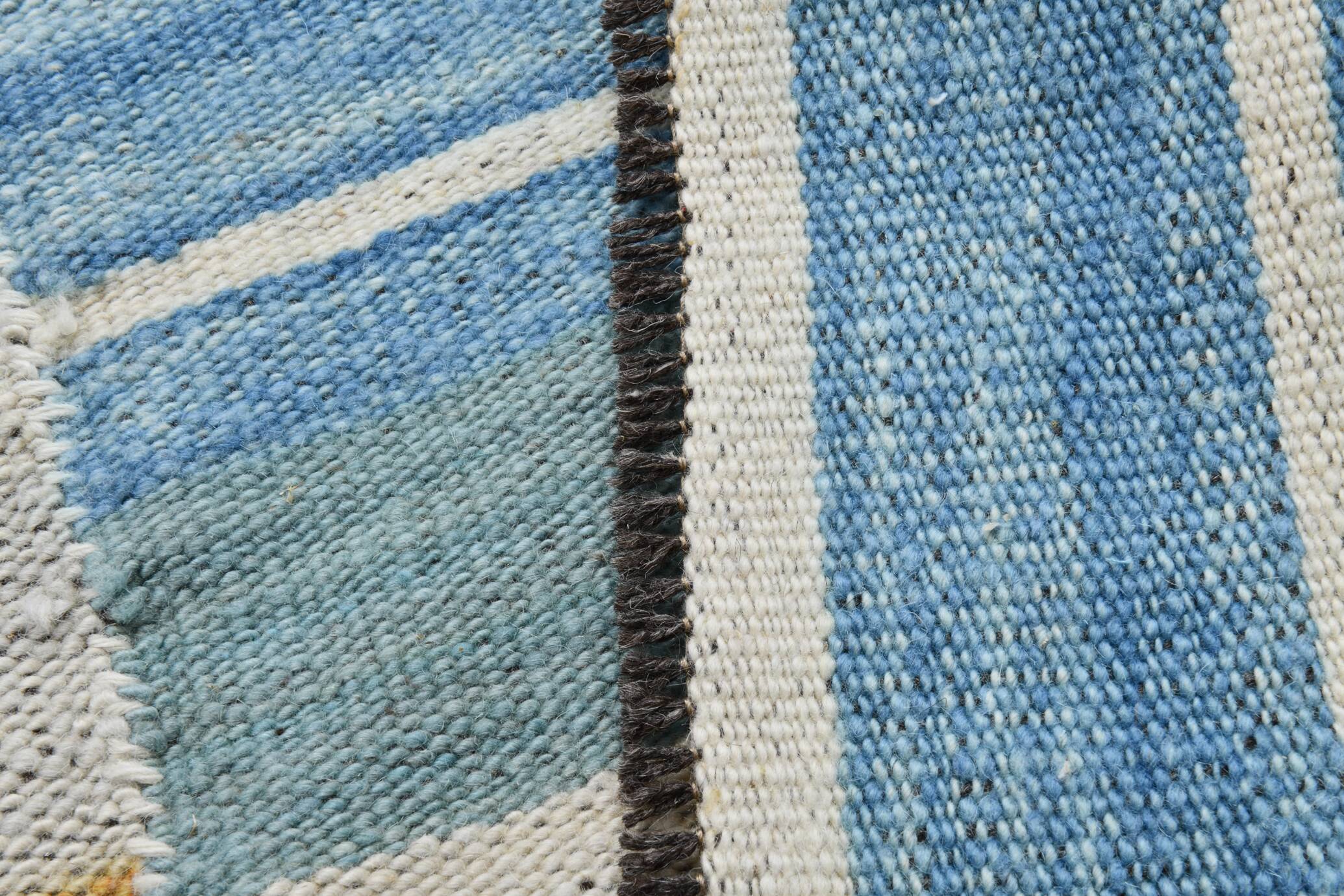 Grand kilim vintage scandinave à rayures pastel bleu et rose