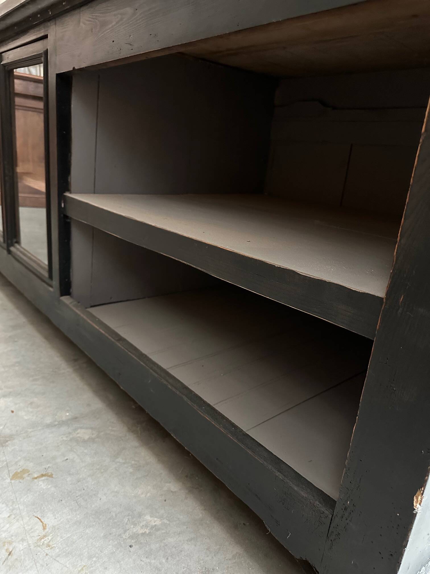 Ilot de magasin recouvert d’une pierre bleue