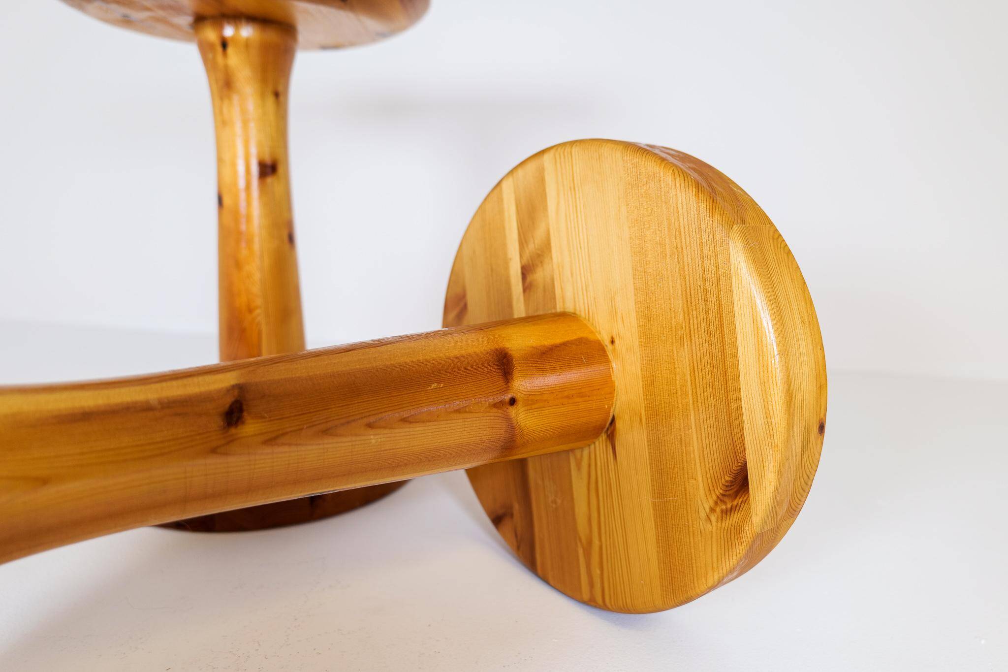 Pair of modern minimalist Scandinavian stools in pine, Sweden, 1970s.
